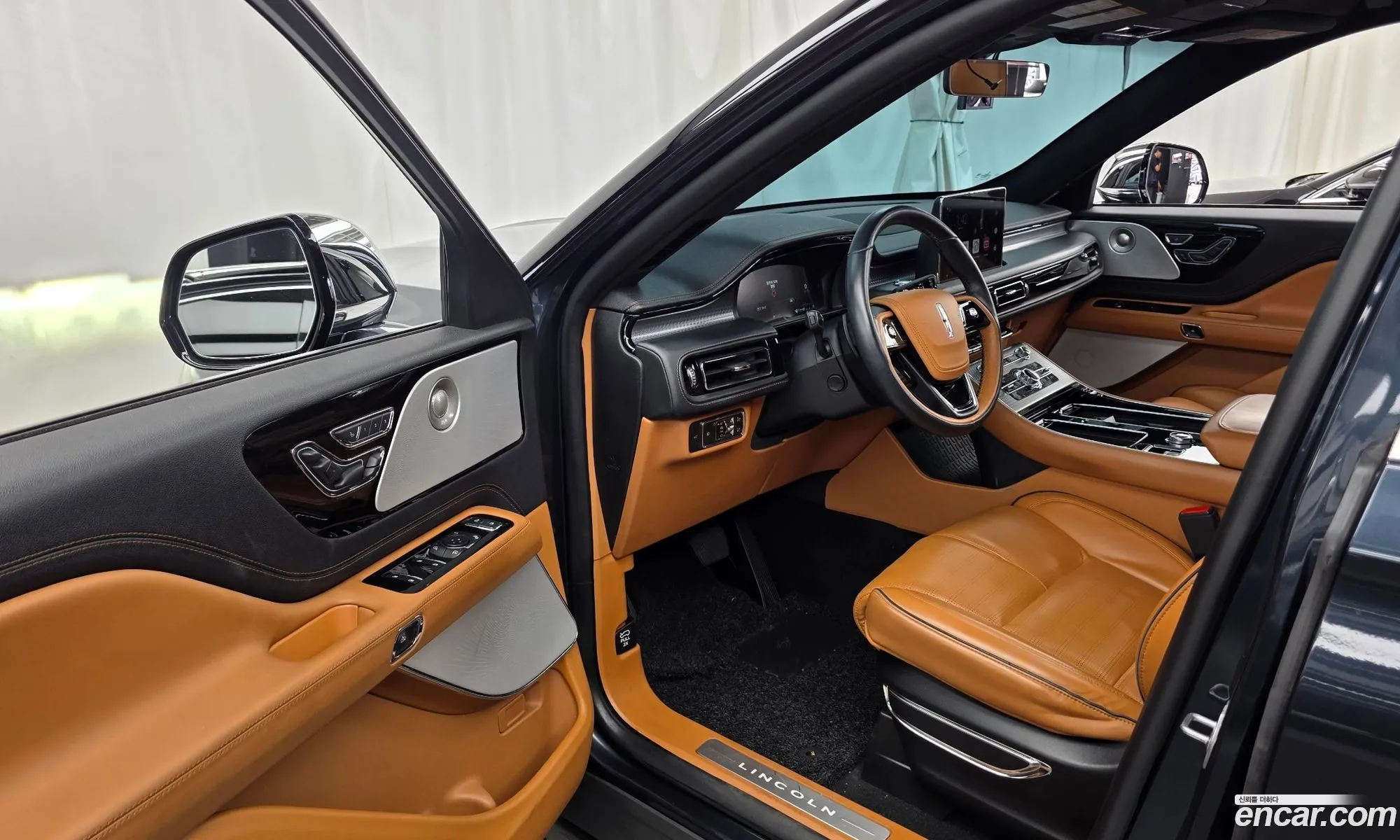 Lincoln Aviator 2020 5LM5J9XC9LGL12443 — 11
