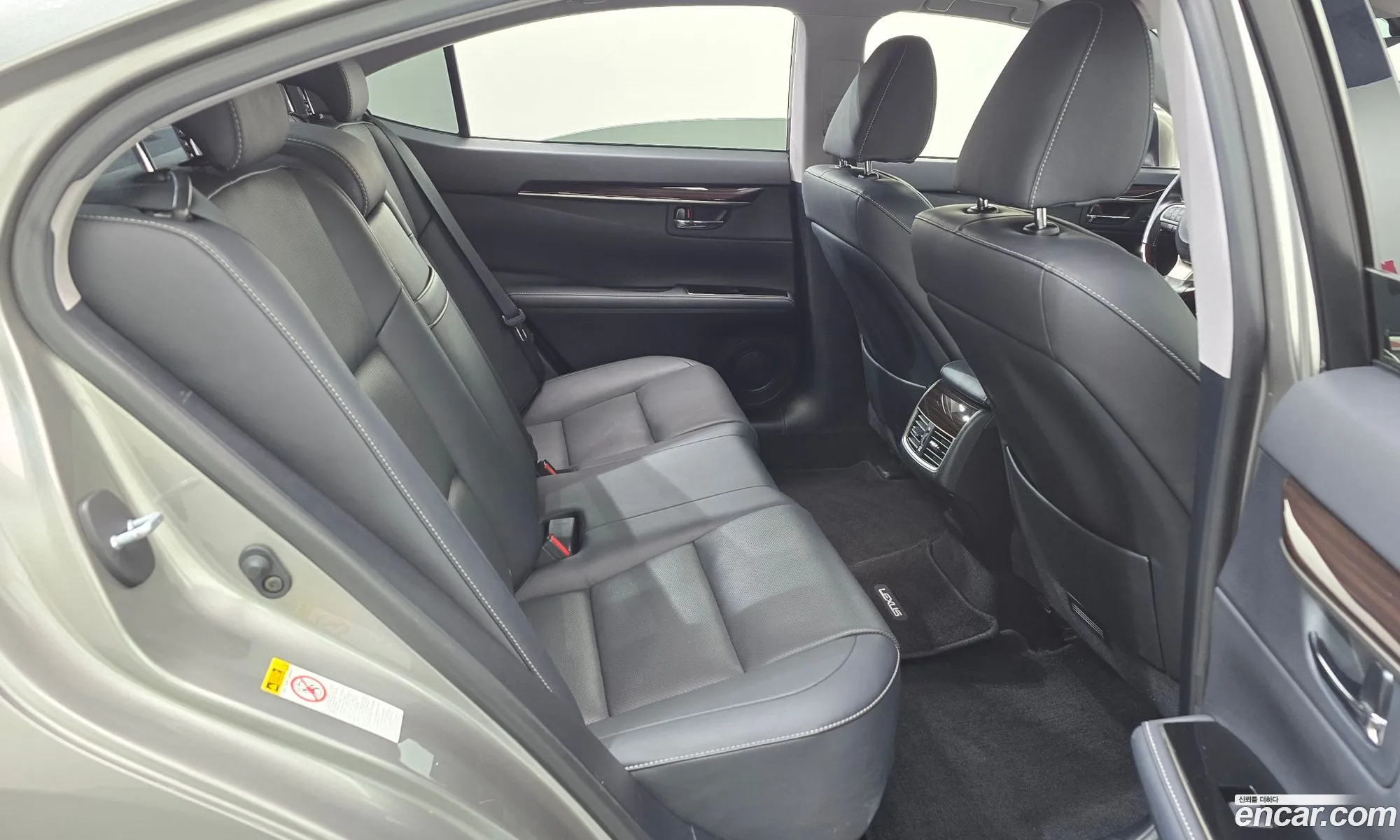 Lexus ES300h 2018 — 15