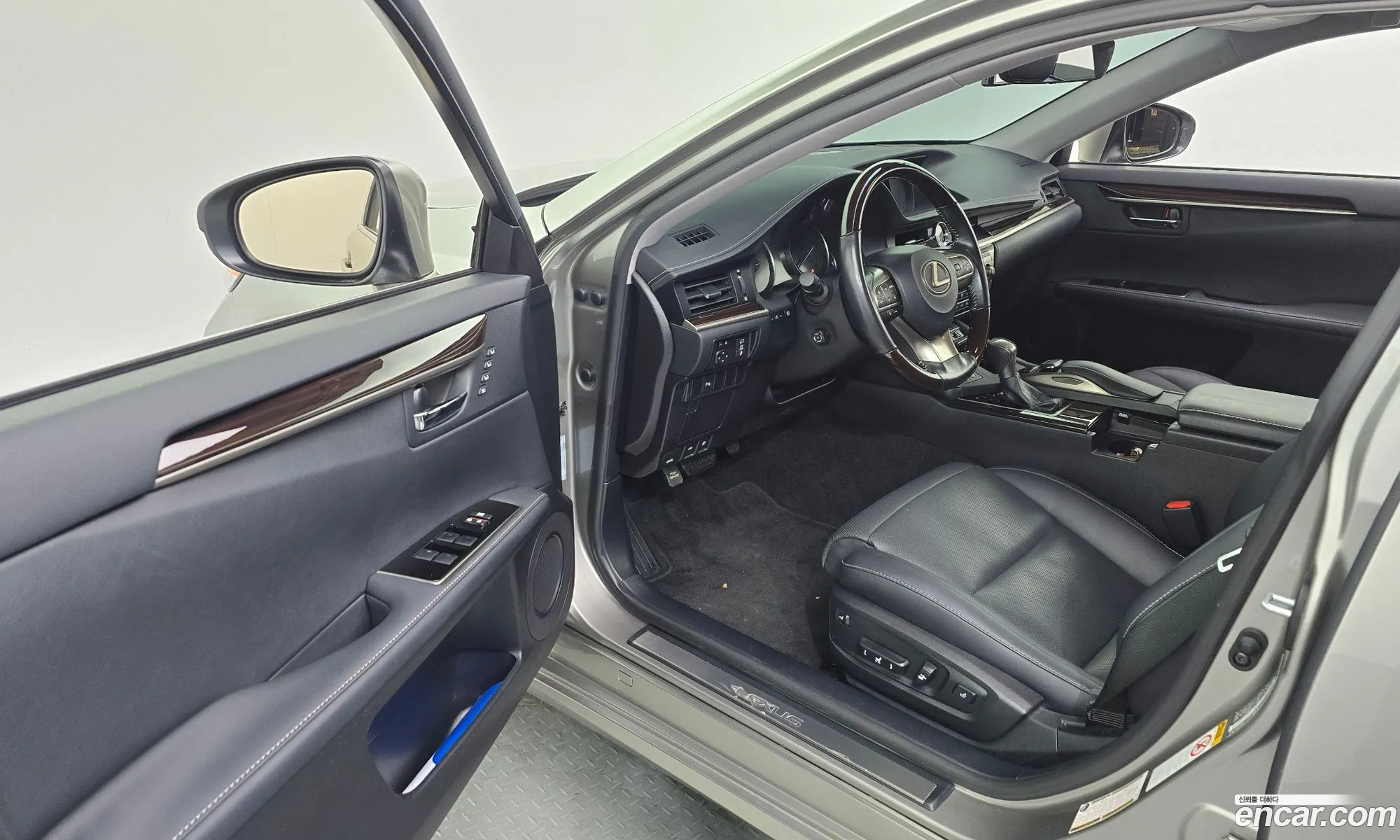 Lexus ES300h 2018 — 17