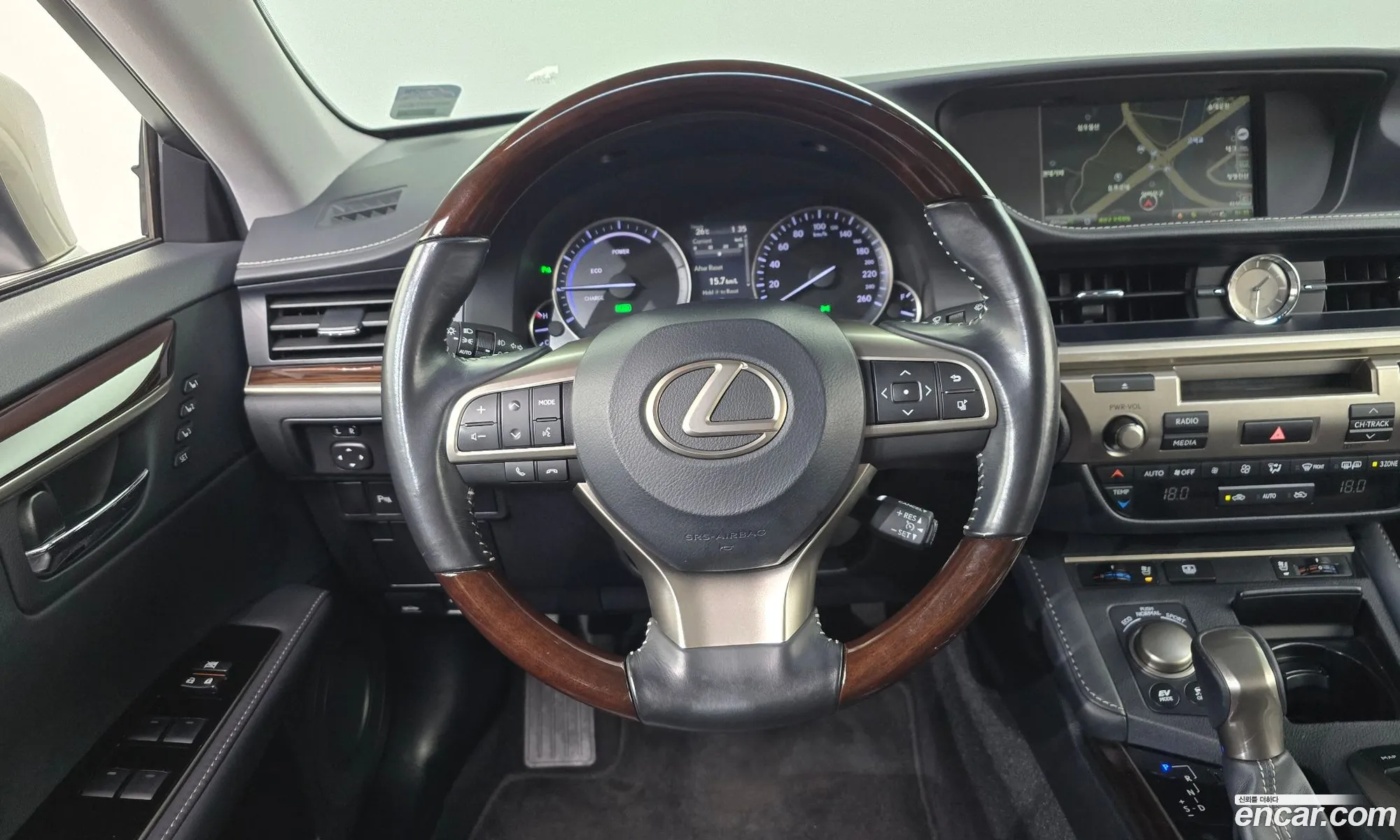 Lexus ES300h 2018 — 11