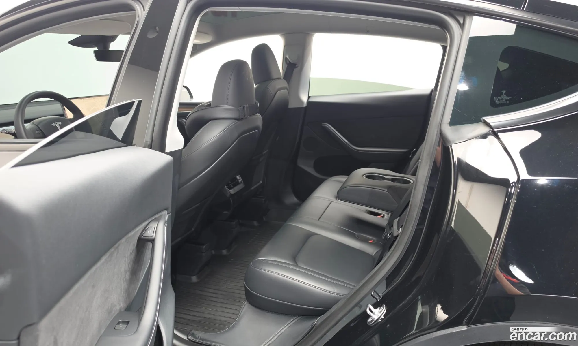 Tesla Model Y 2024 — 18