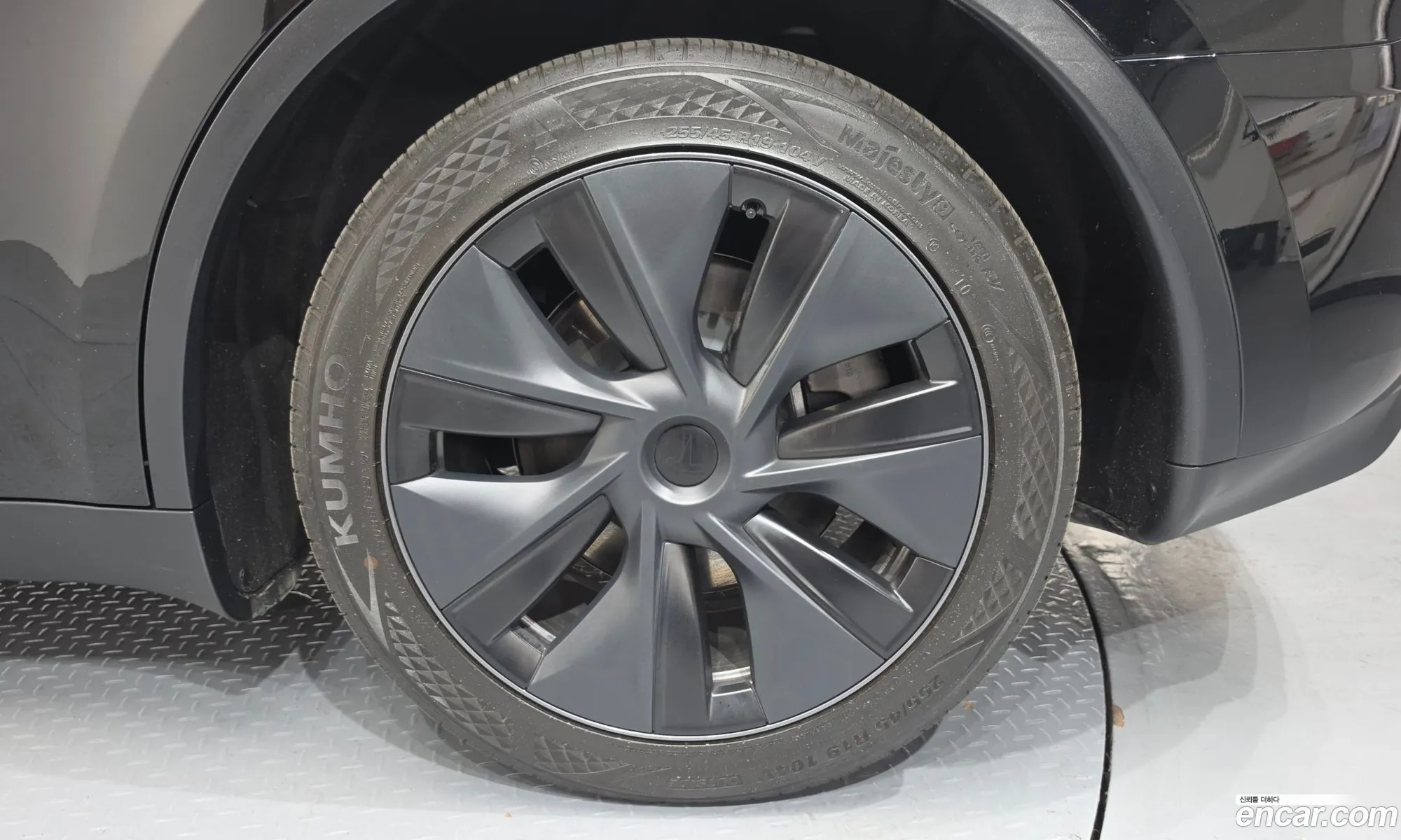 Tesla Model Y 2024 — 13