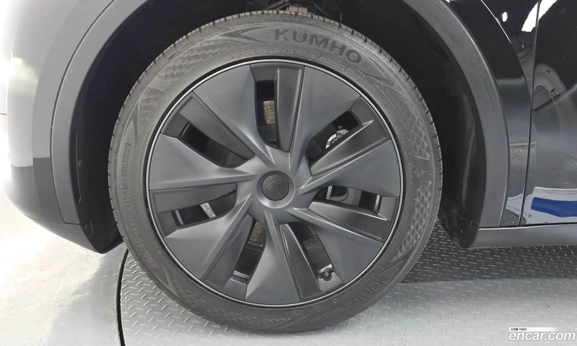 Tesla Model Y 2024 — 24