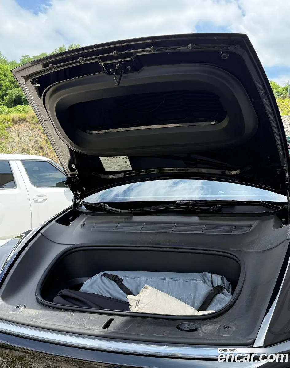 Tesla Model Y 2025 — 2