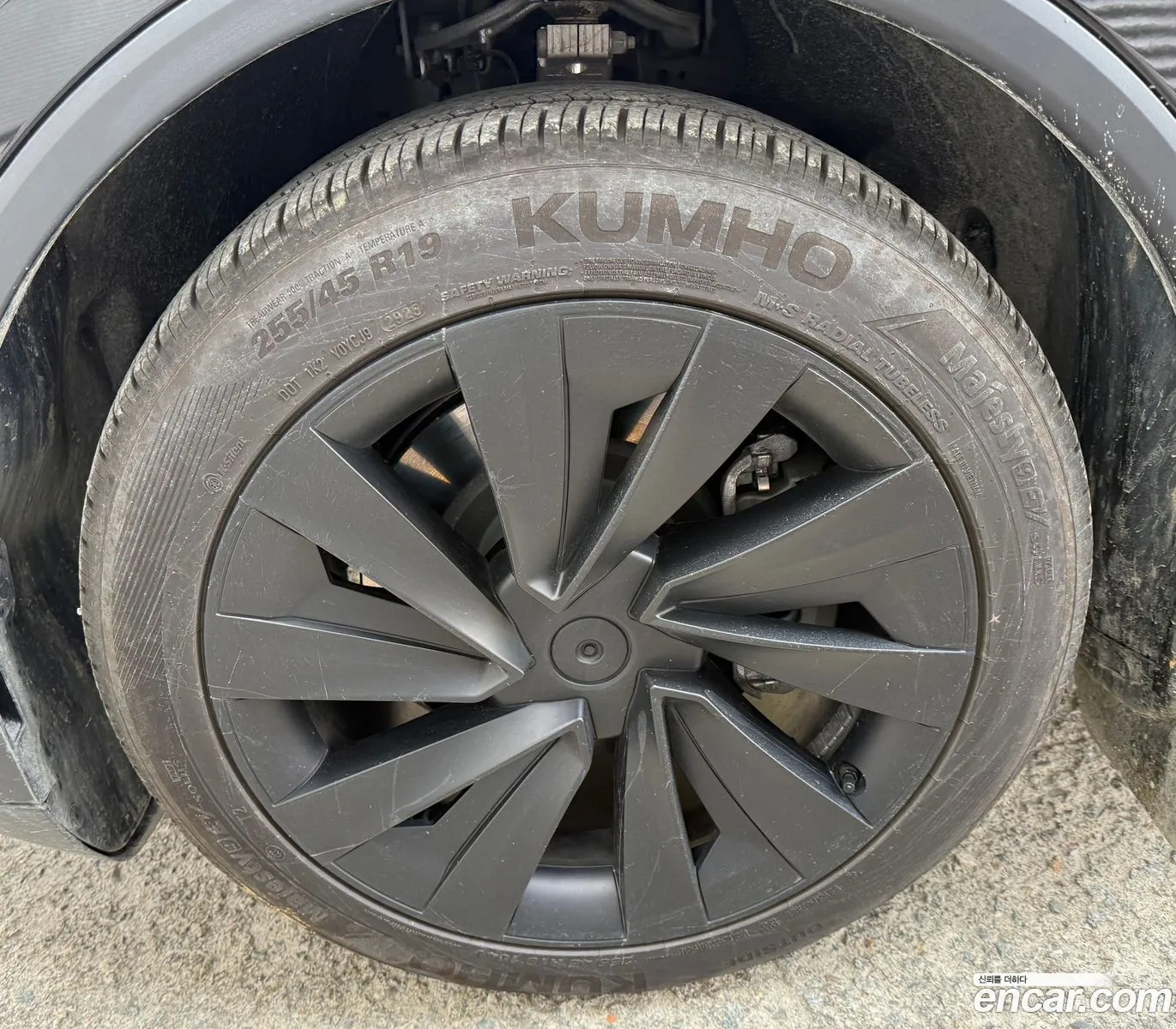 Tesla Model Y 2025 — 3