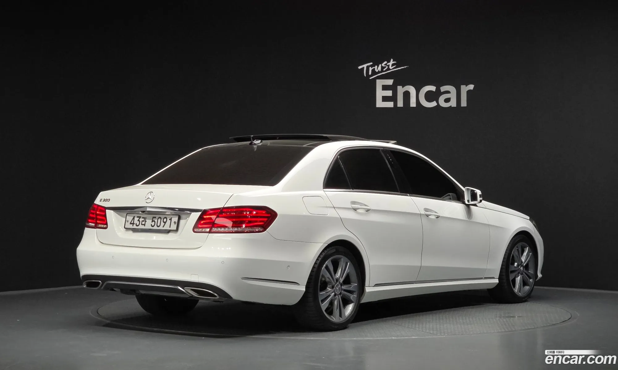 Mercedes-Benz E-Class W212 2014 WDDHF5FB2EB022316 — 4