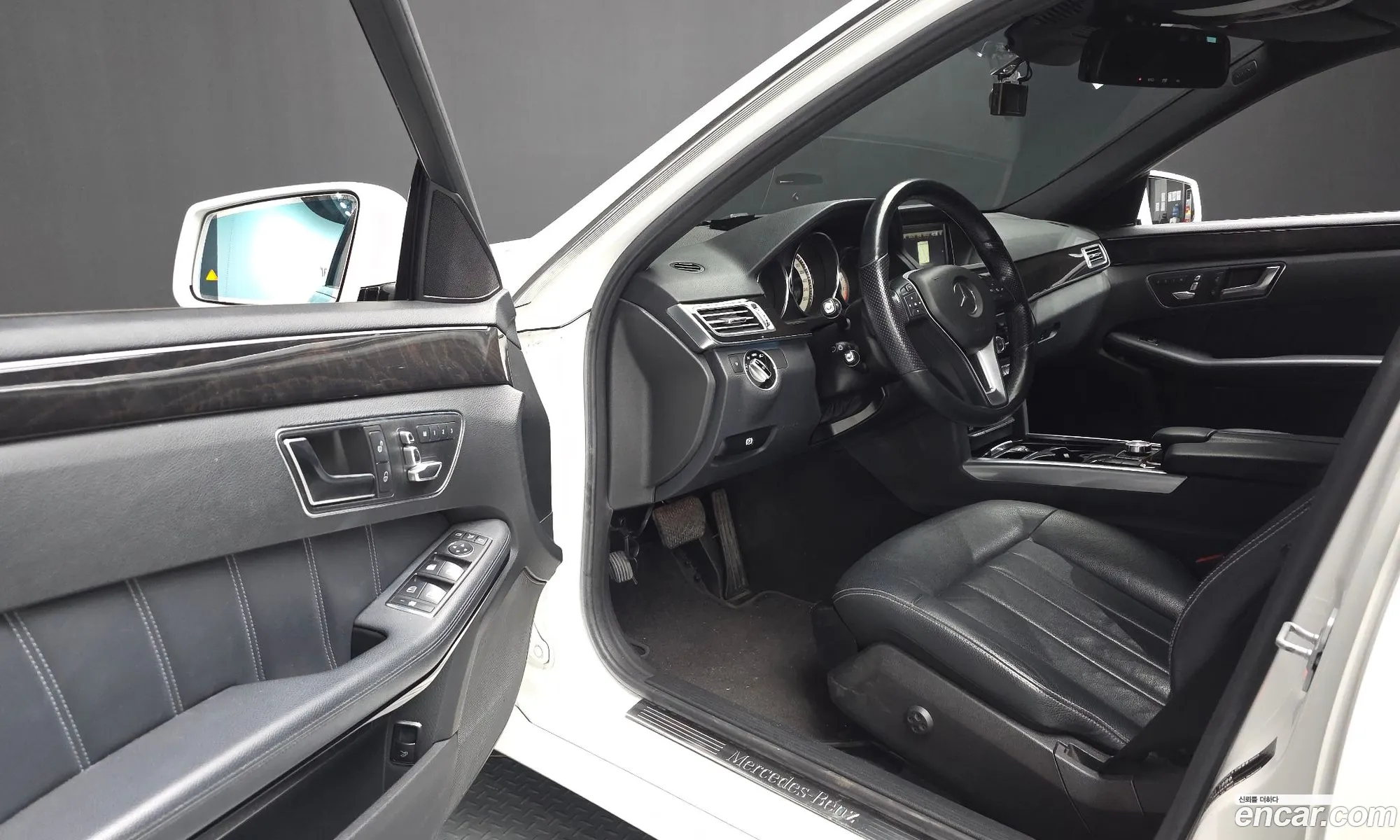 Mercedes-Benz E-Class W212 2014 WDDHF5FB2EB022316 — 13