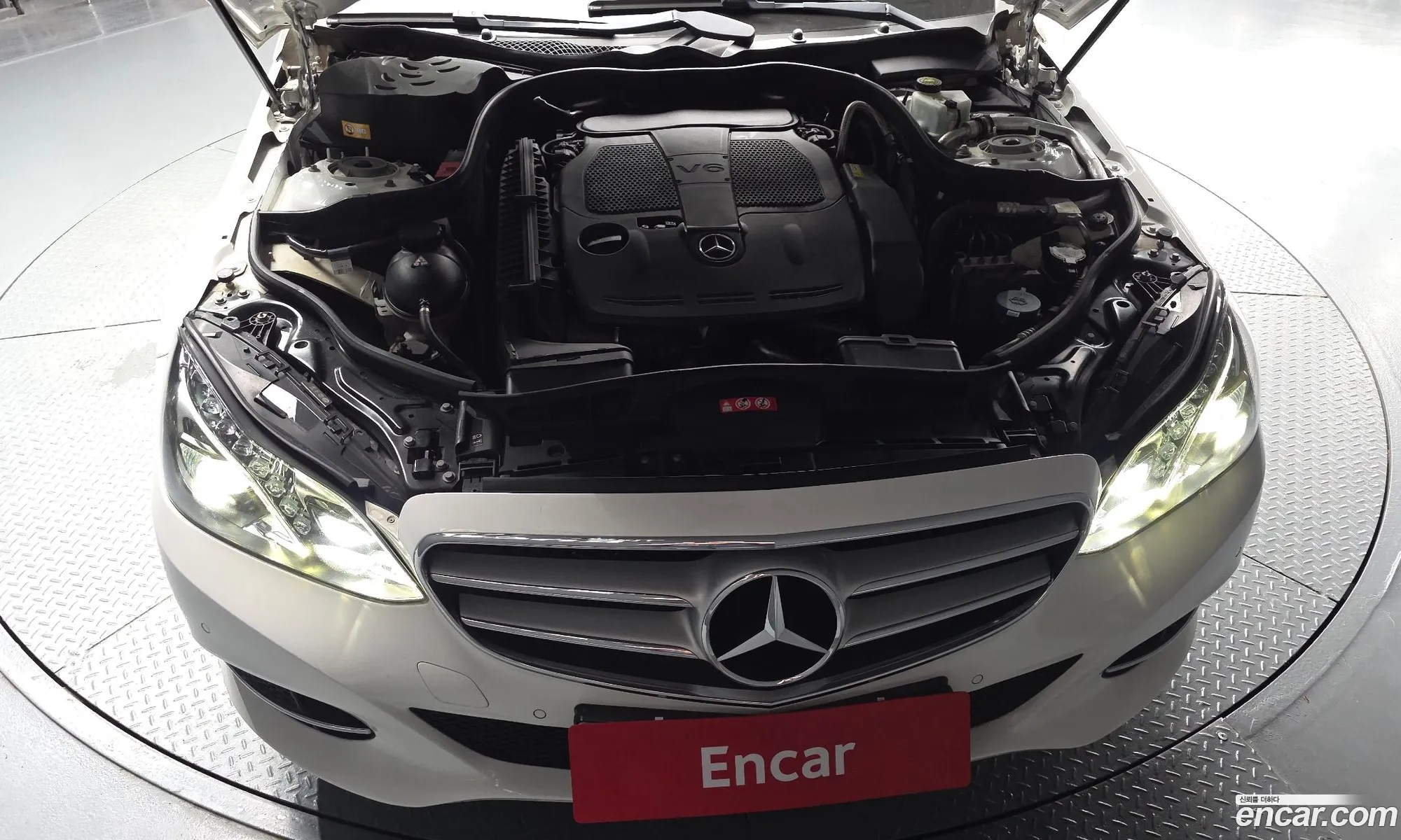 Mercedes-Benz E-Class W212 2014 WDDHF5FB2EB022316 — 10