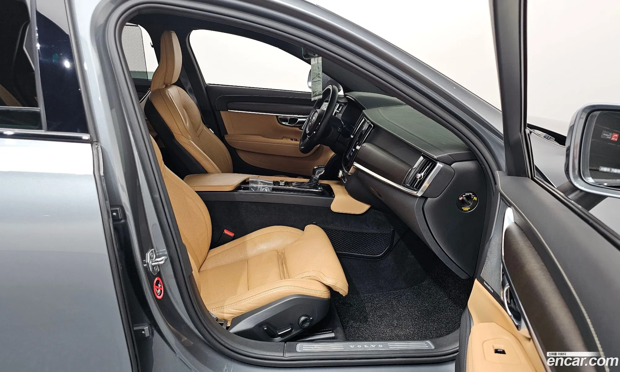 Volvo V90 Cross Country 2020 — 36