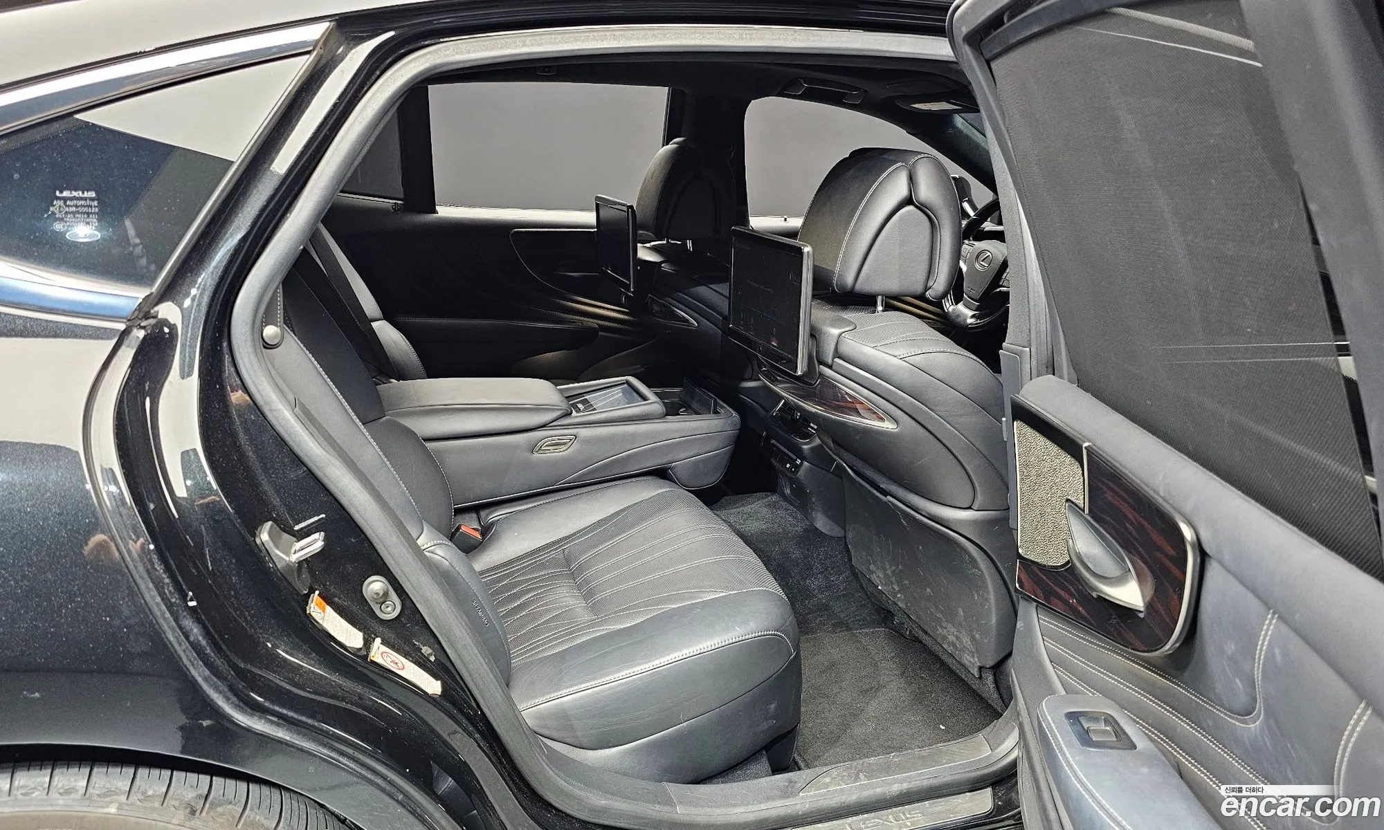 Lexus LS500h 2018 JTHCYLFF6J5000767 — 17
