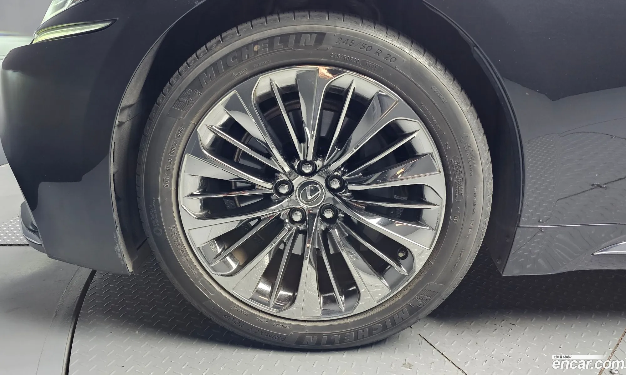 Lexus LS500h 2018 JTHCYLFF6J5000767 — 13