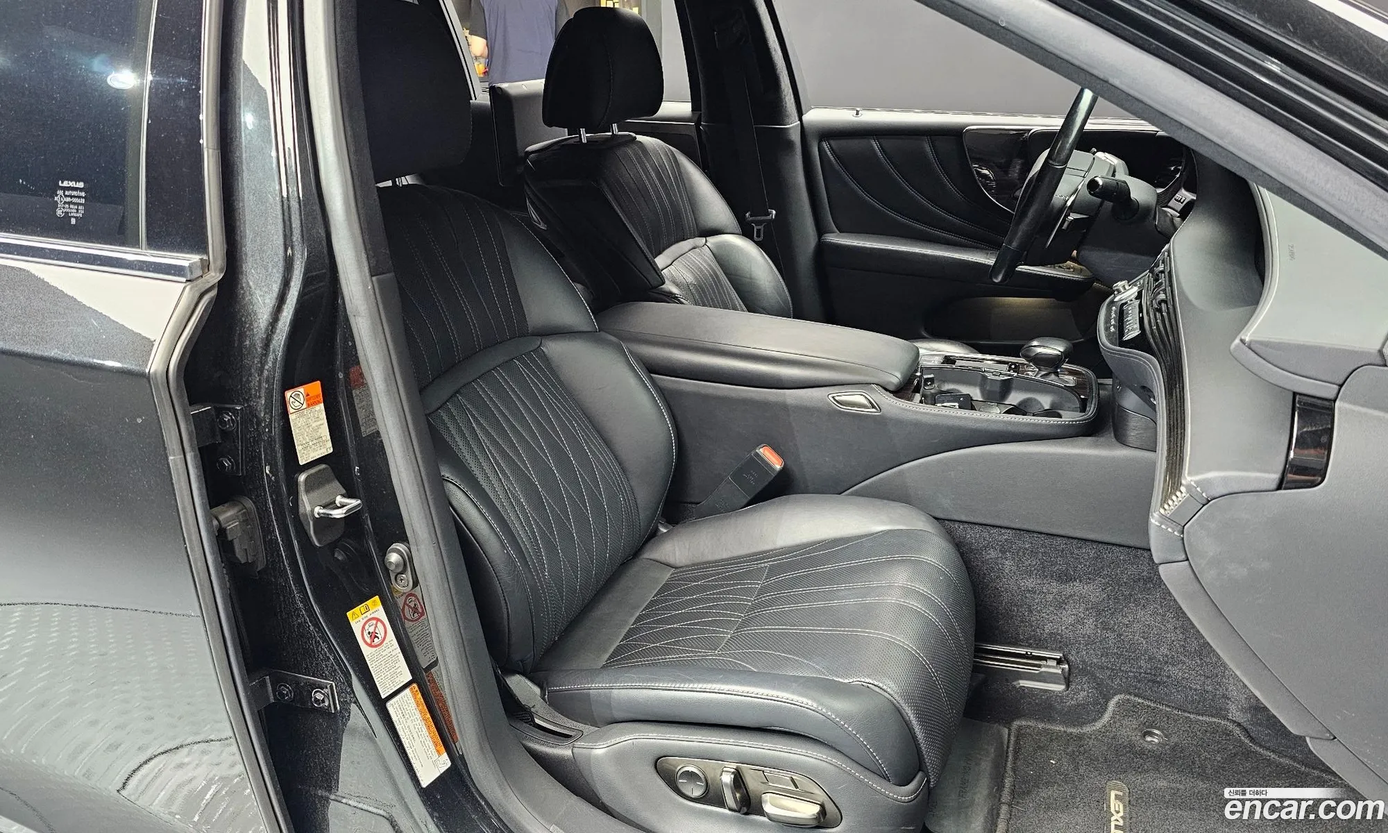 Lexus LS500h 2018 JTHCYLFF6J5000767 — 14