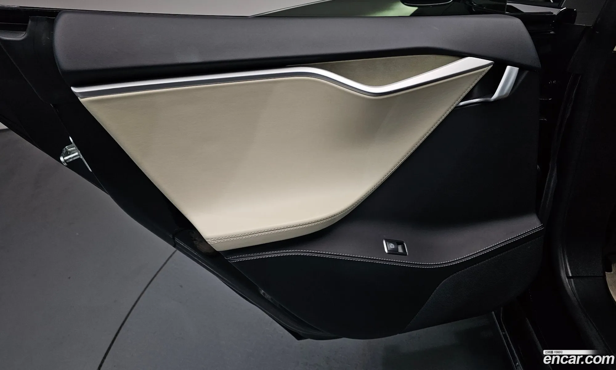 Tesla Model S 2018 5YJSA1E21JF236181 — 32