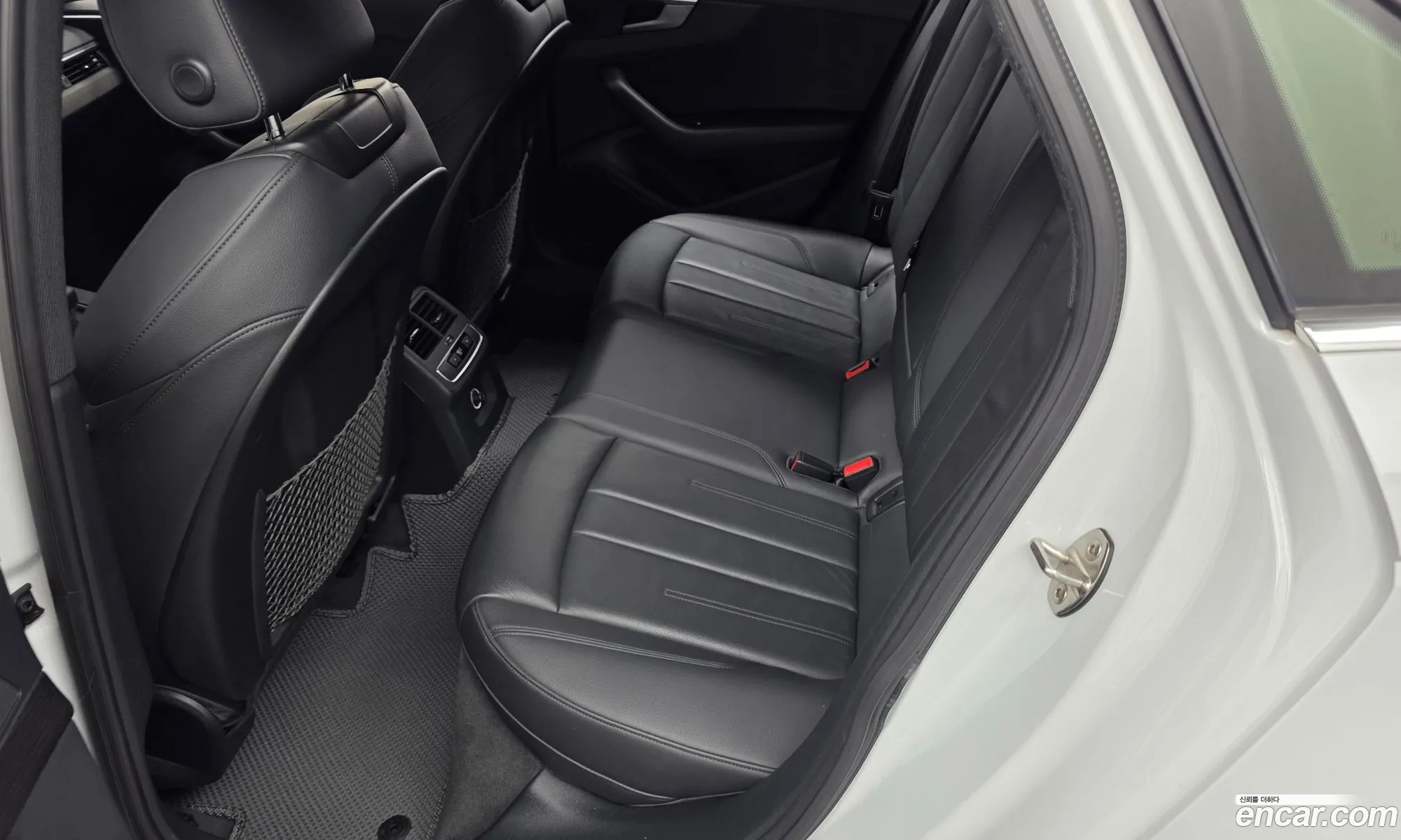 Audi A4 2019 WAUZZZF40KA121360 — 3