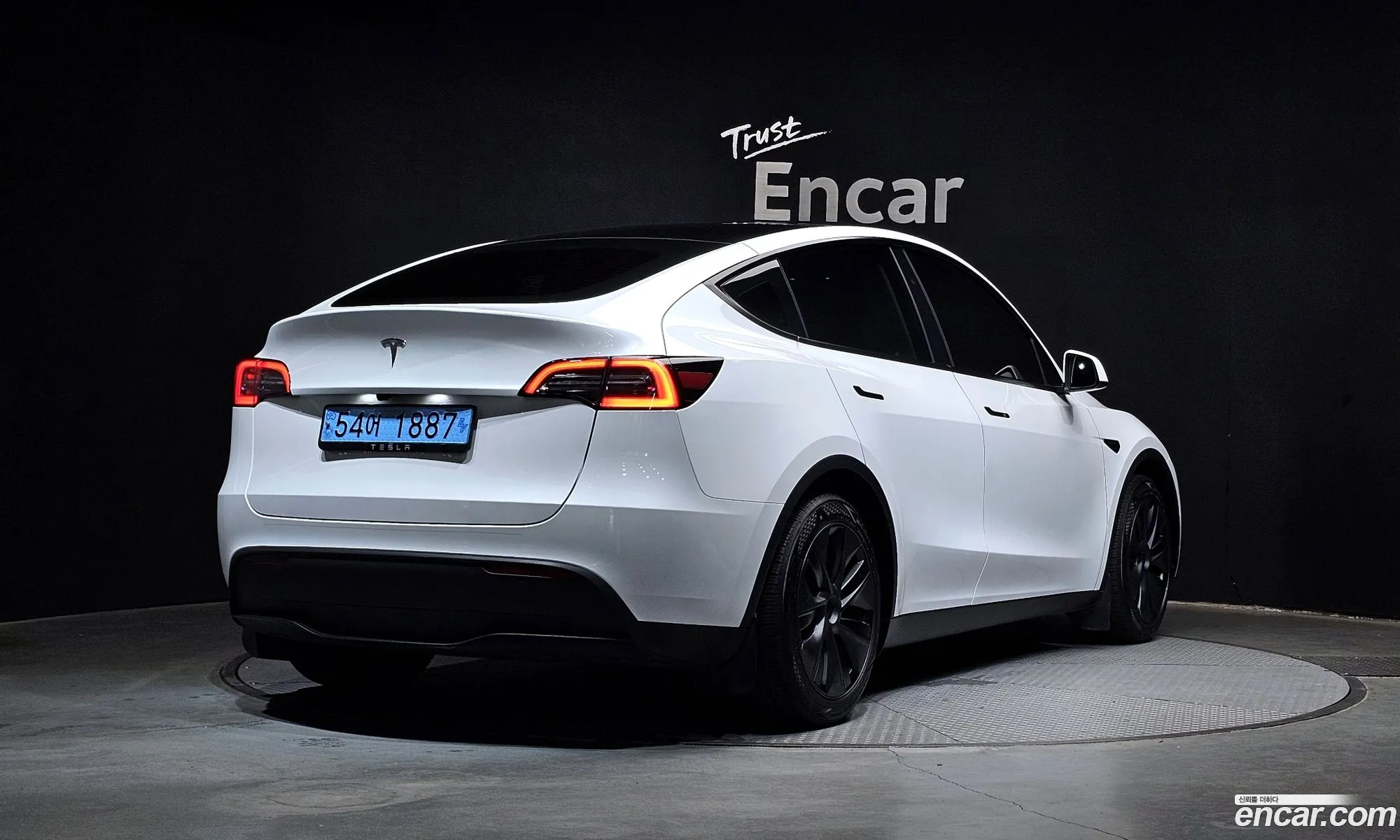 Tesla Model Y 2024 LRWYGCFS3RC562976 — 4