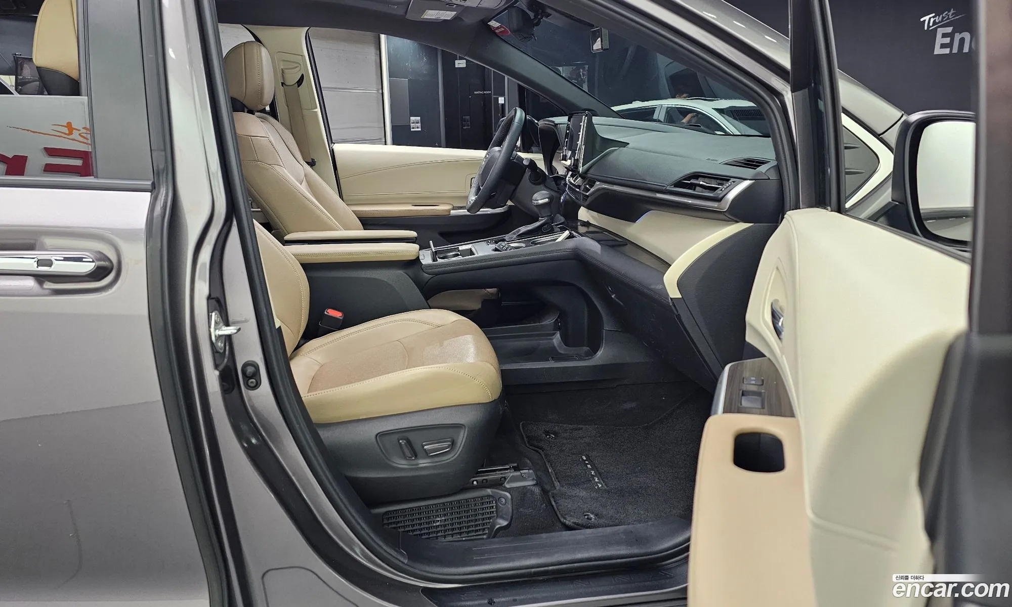 Toyota Sienna 2021 5TDGRKEC — 12