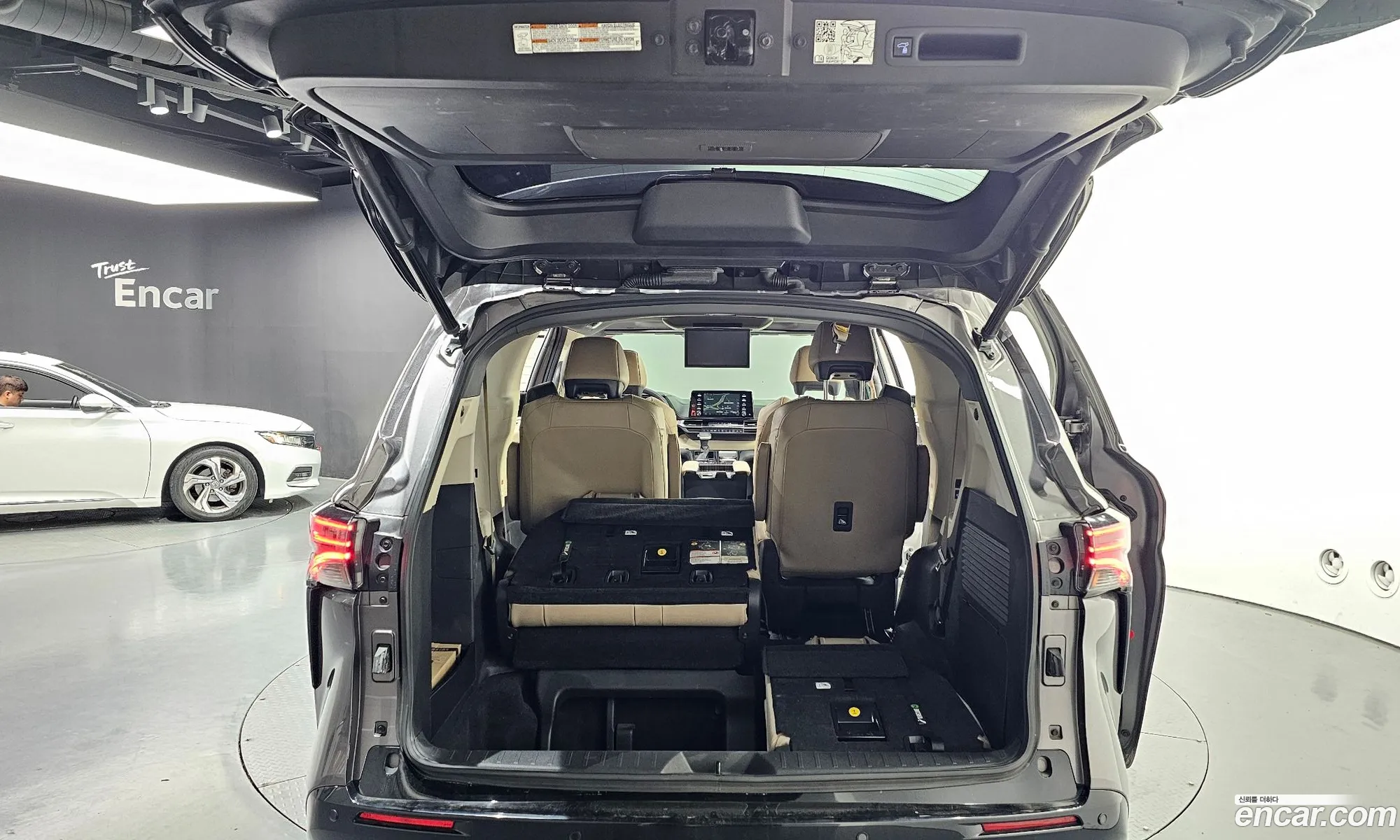 Toyota Sienna 2021 5TDGRKEC — 14