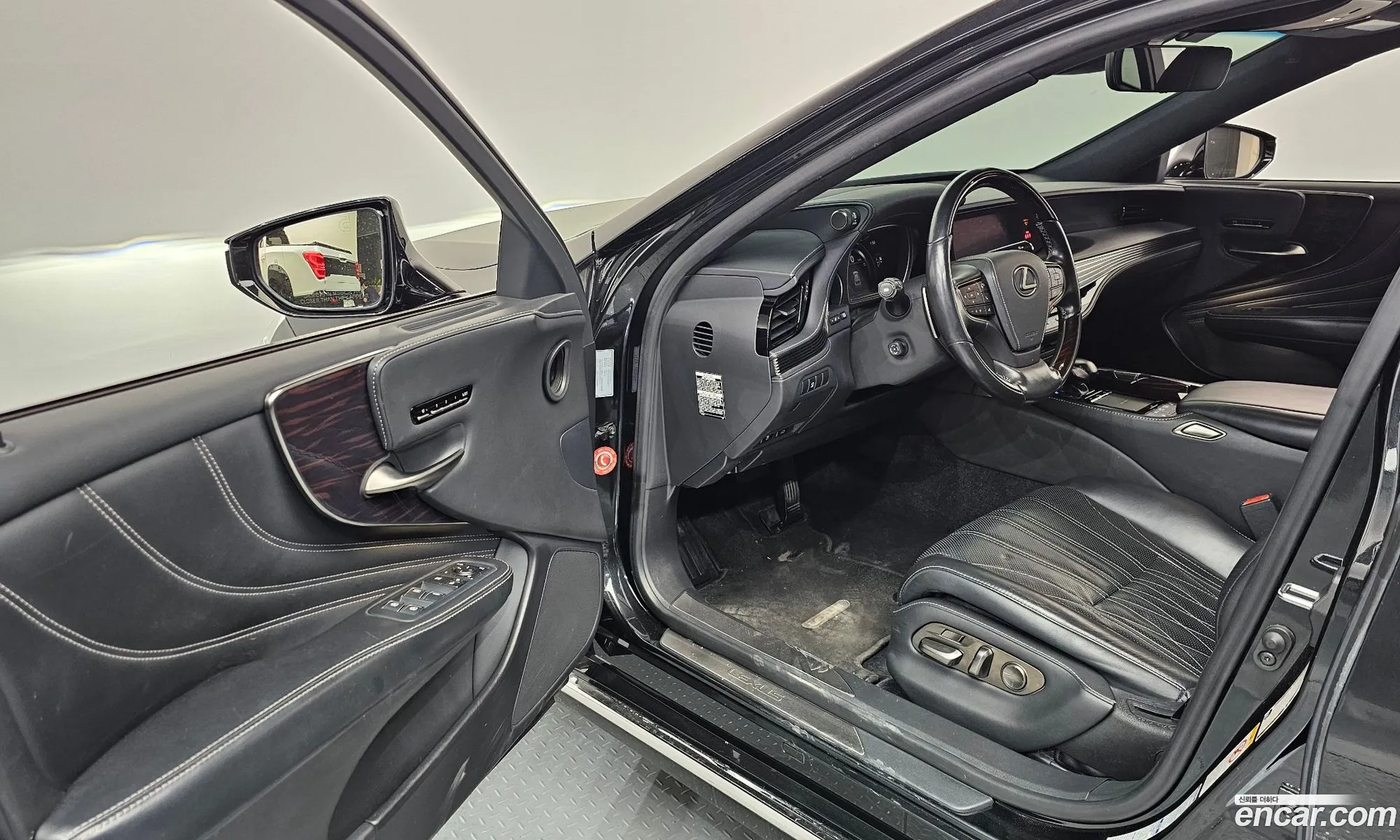 Lexus LS500h 2018 JTHCYLFF2J5000541 — 17
