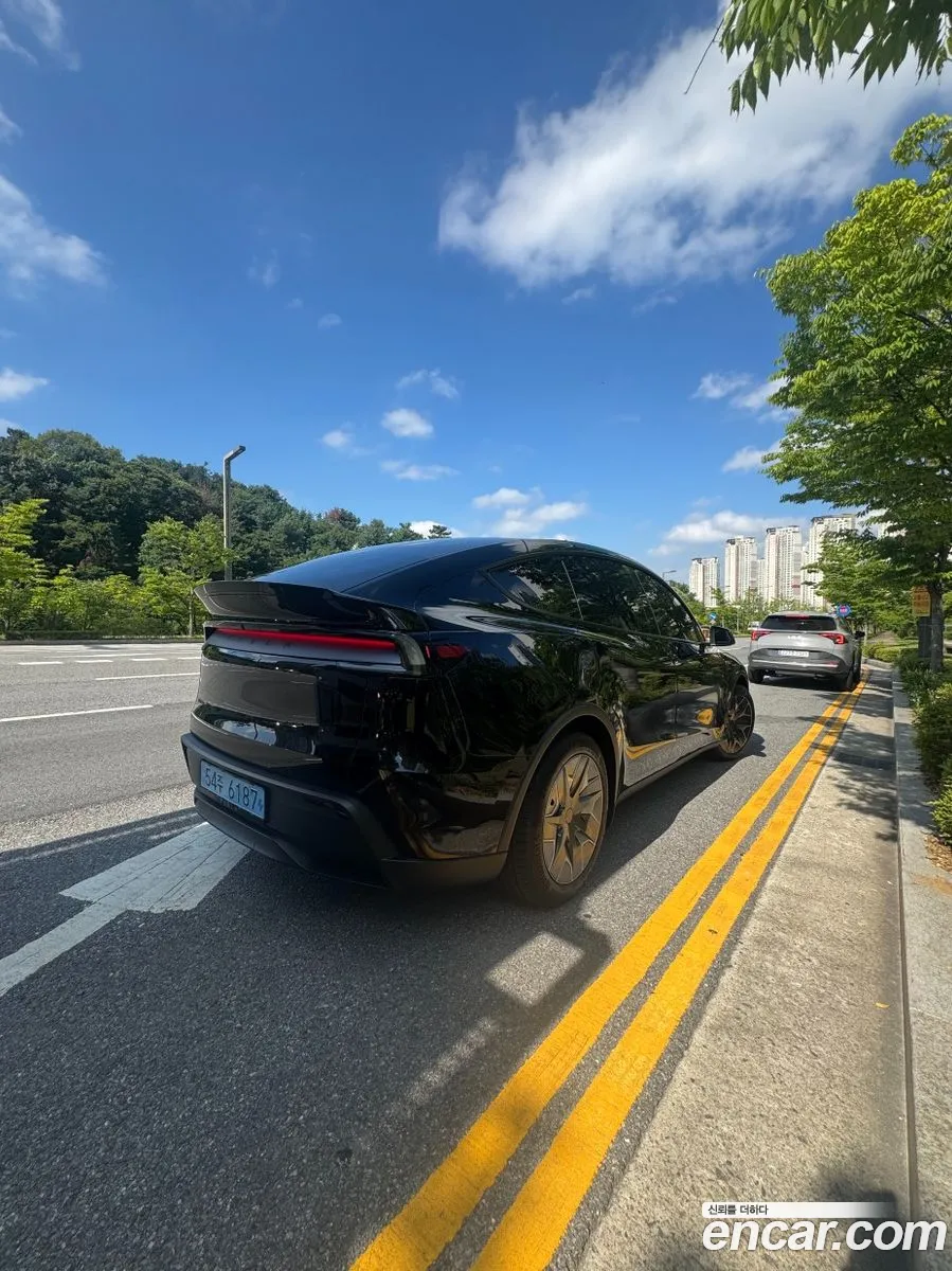 Tesla Model Y 2026 — 3