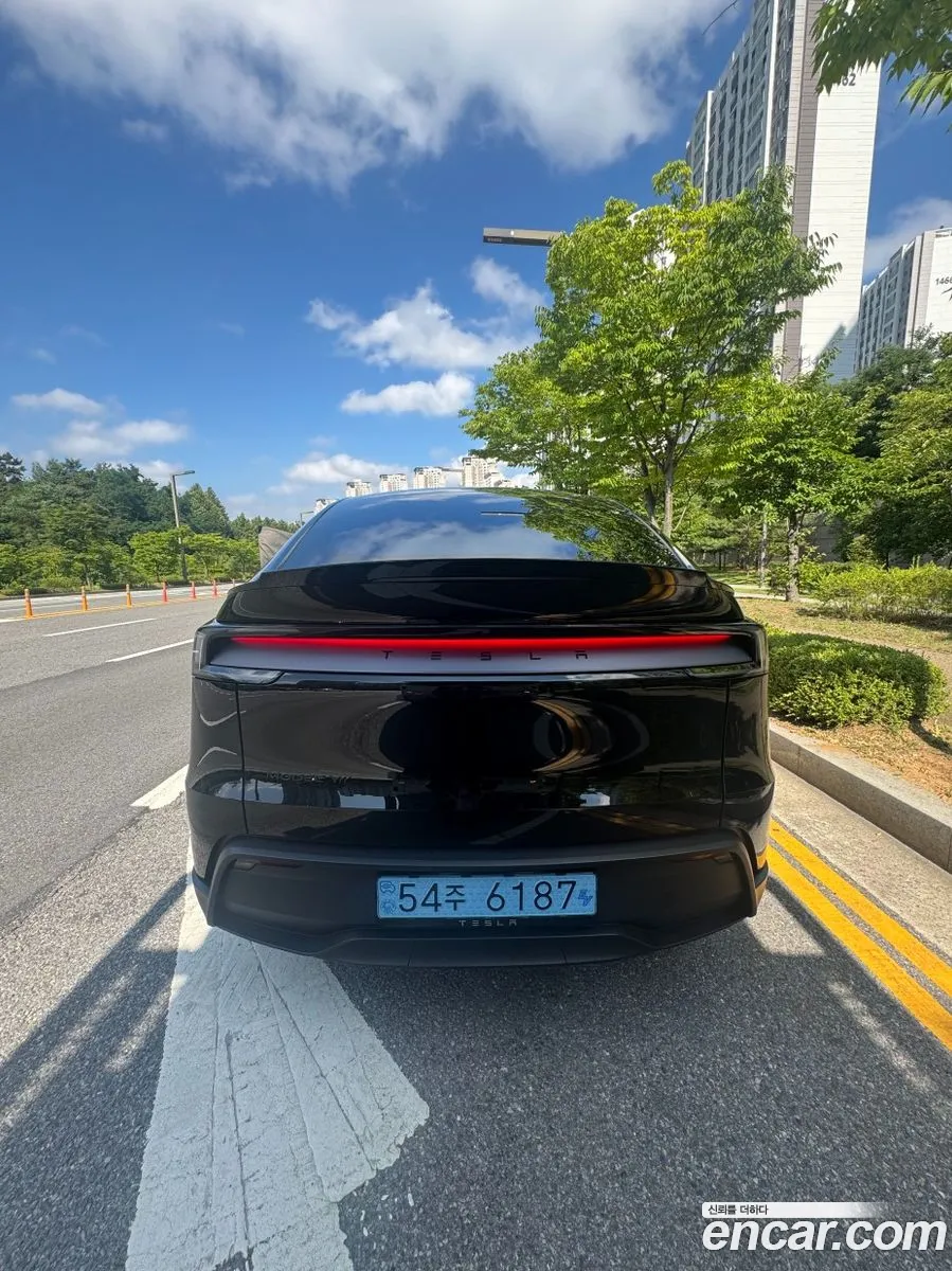 Tesla Model Y 2026 — 6