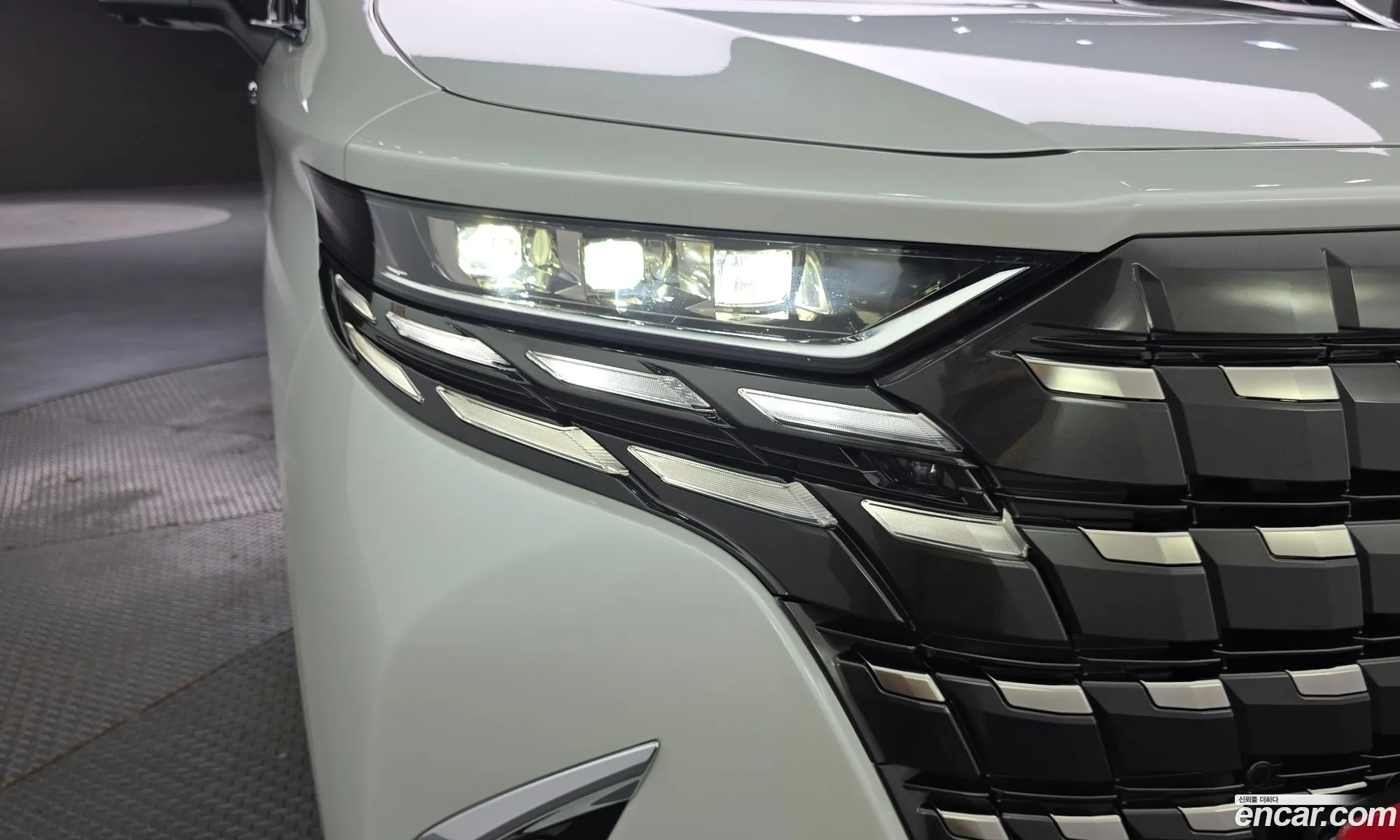 Toyota Alphard 2025 — 32