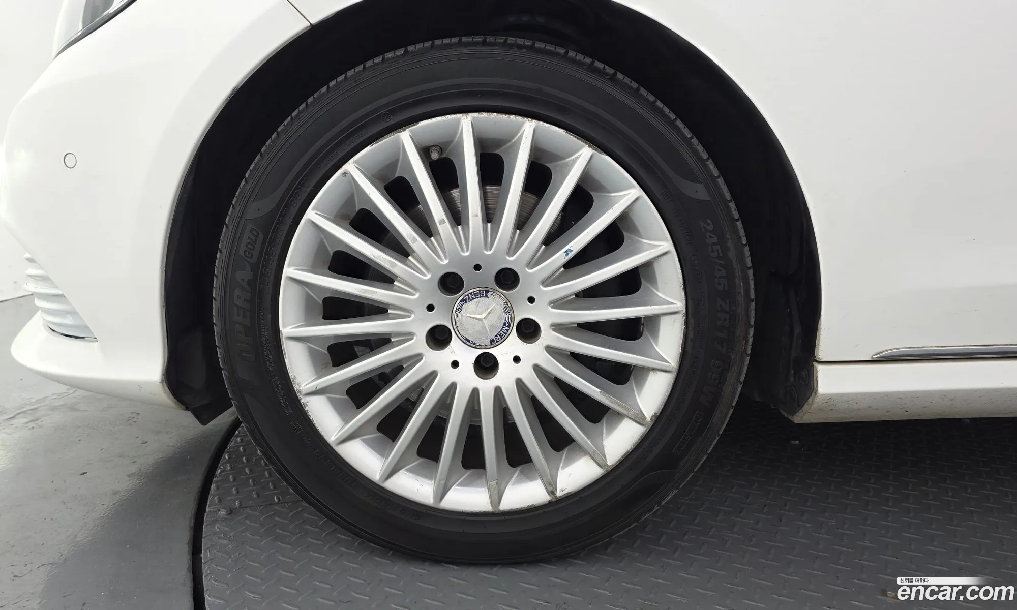 Mercedes-Benz E-Class W212 2014 WDDHF5FB1EB052603 — 4