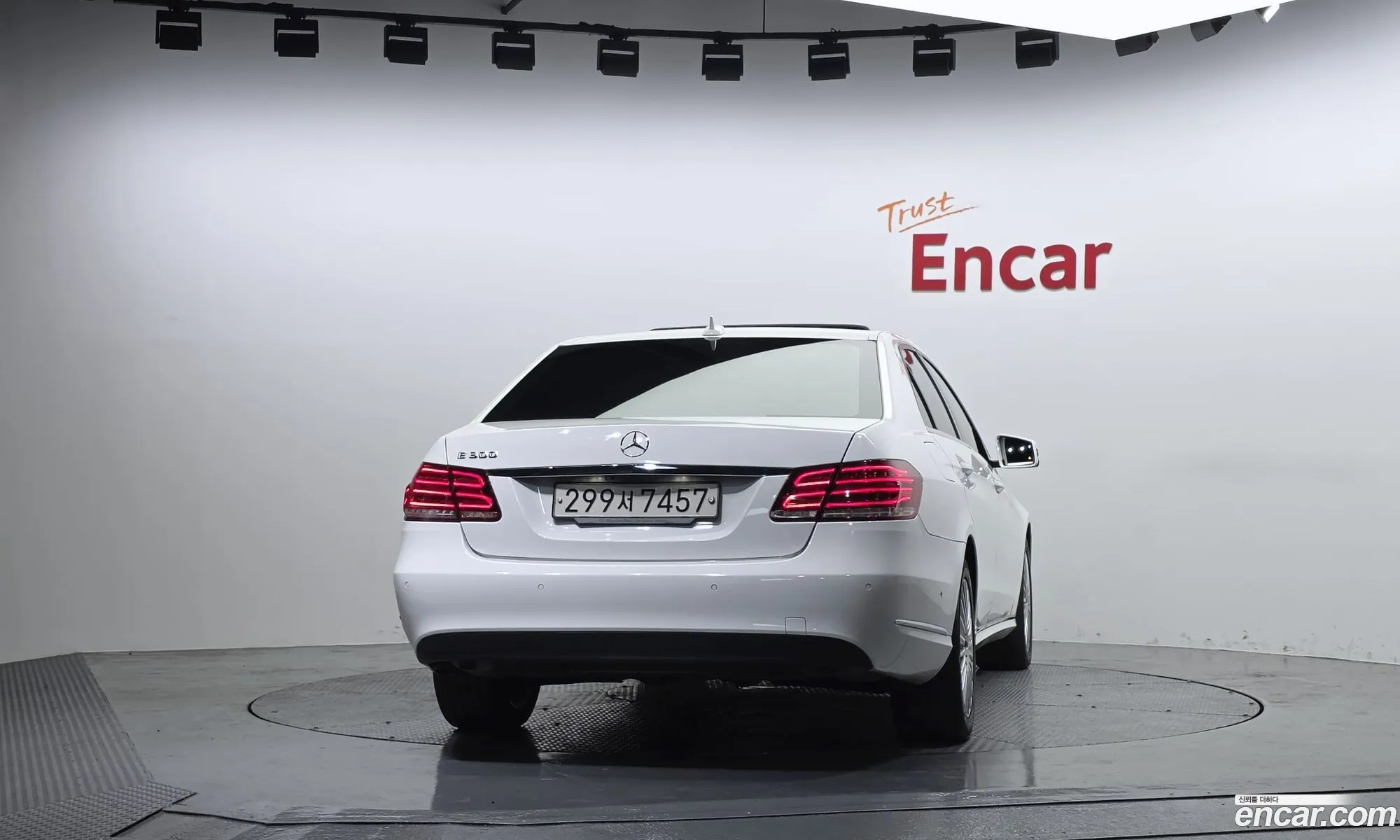 Mercedes-Benz E-Class W212 2014 WDDHF5FB1EB052603 — 11