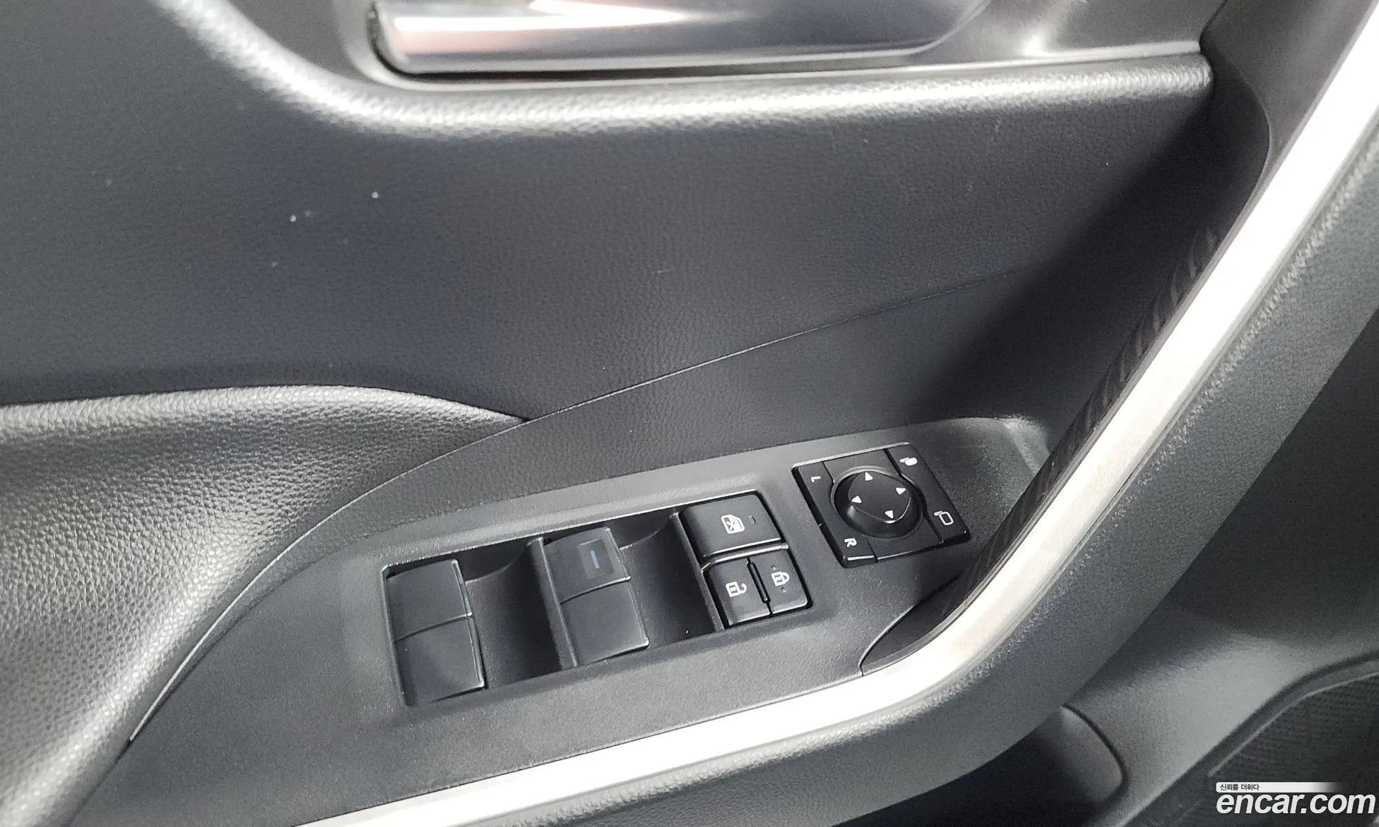 Toyota RAV4 2019 JTMW2RFV2KD017177 — 32