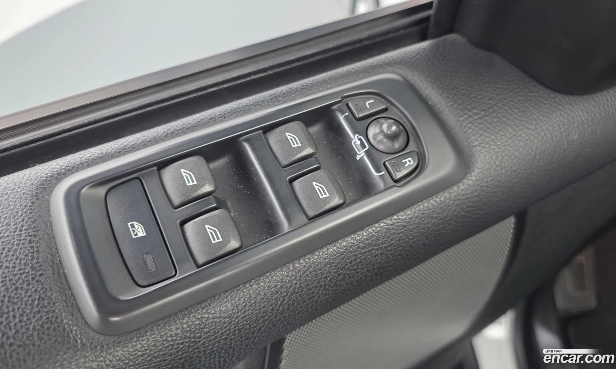 Land Rover Discovery 4 2016 SALLAAAG6GA802415 — 13