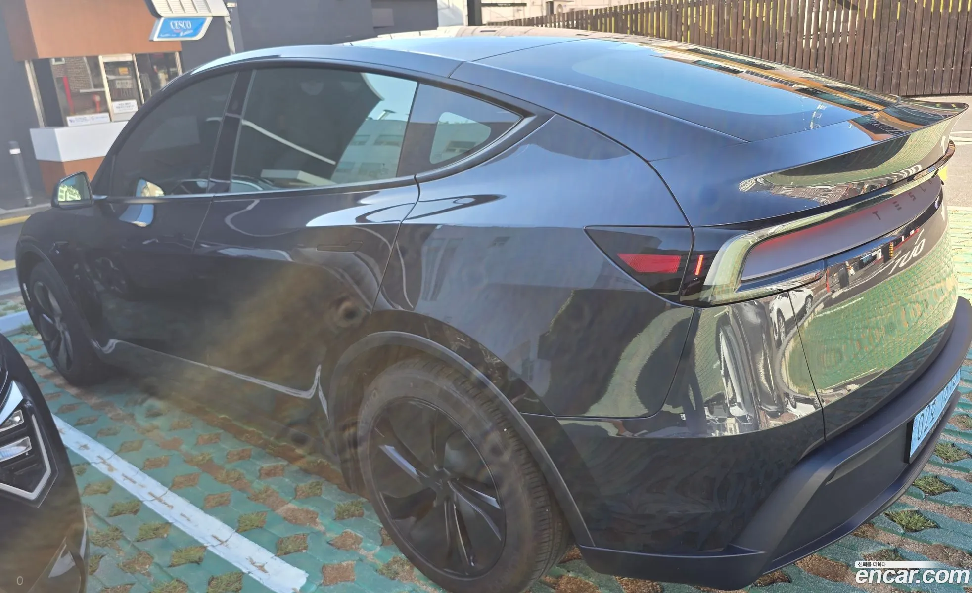 Tesla Model Y 2025 — 2