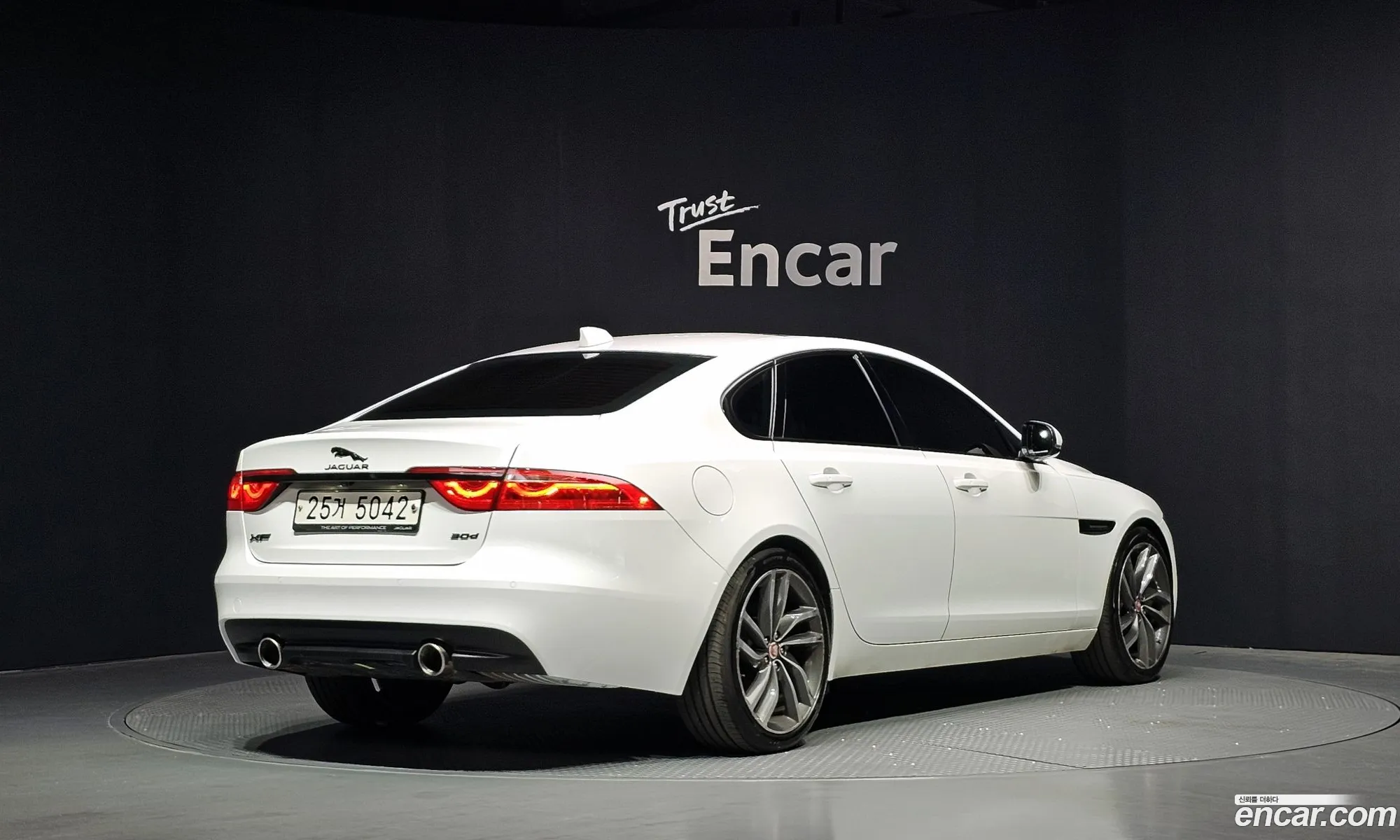 Jaguar XF 2017 SAJBB4BK2HCY27177 — 10