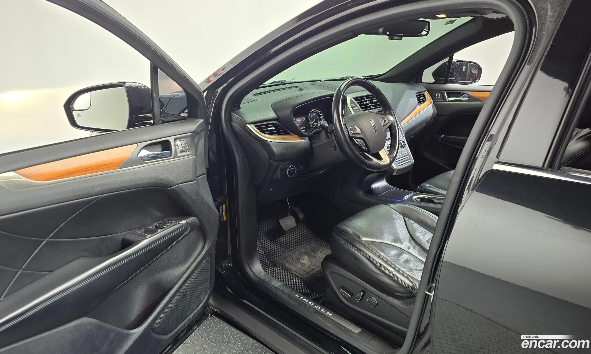 Lincoln MKC 2015 5LMCJ2A93FUJ17634 — 17