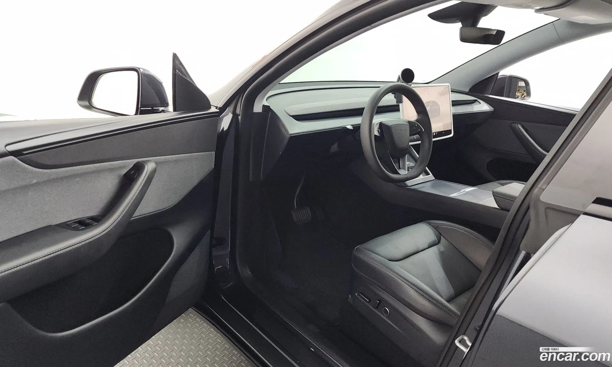 Tesla Model Y 2025 LRWYGCFJ1SC137270 — 27