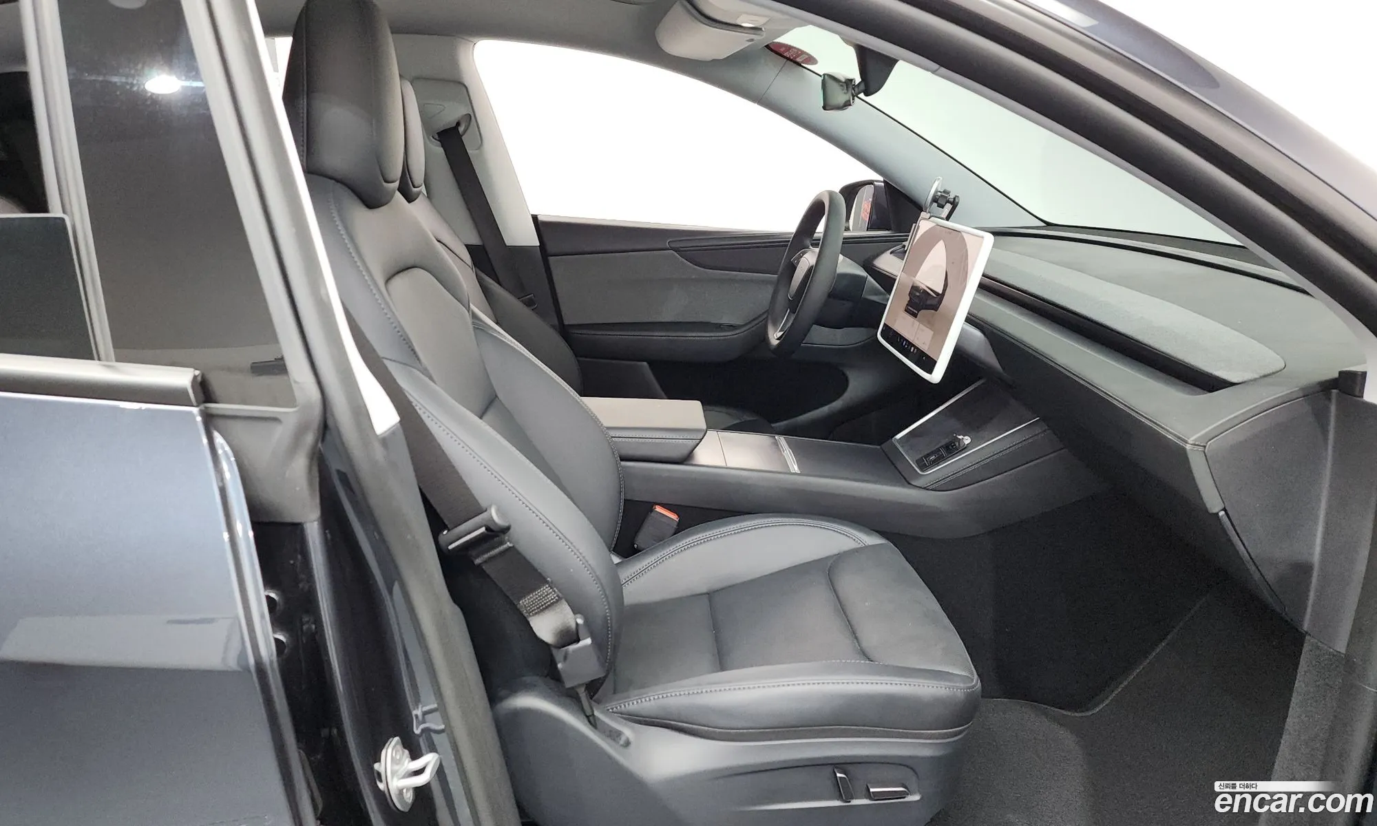 Tesla Model Y 2025 LRWYGCFJ1SC137270 — 30