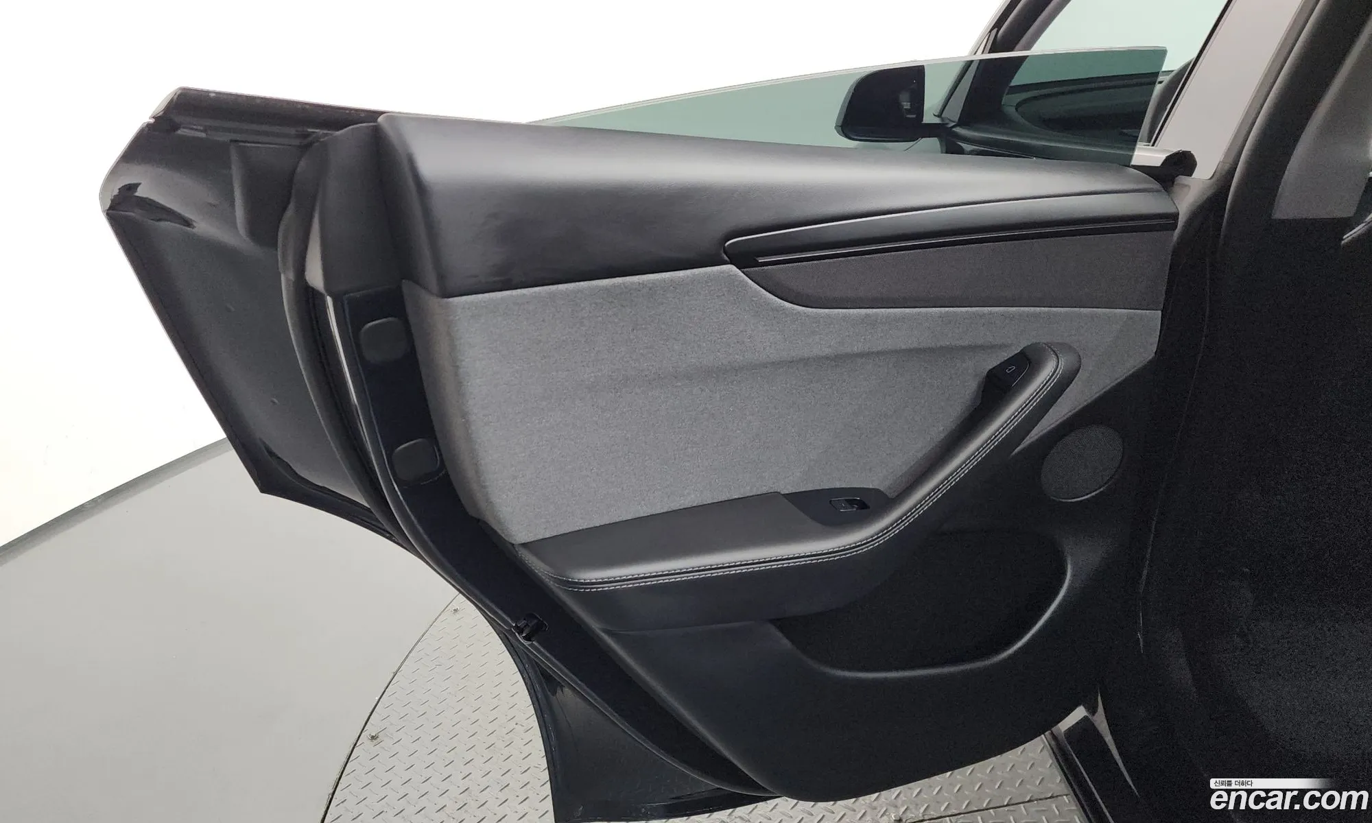 Tesla Model Y 2025 LRWYGCFJ1SC137270 — 12
