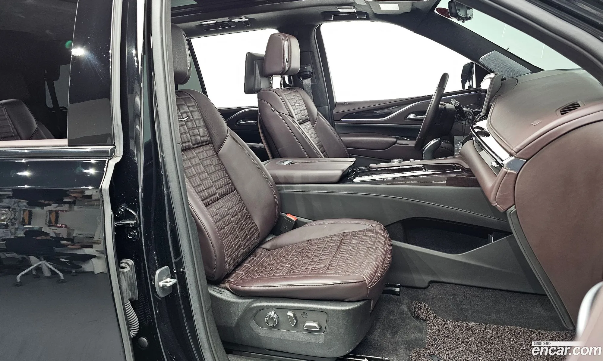 Cadillac Escalade 2023 — 28