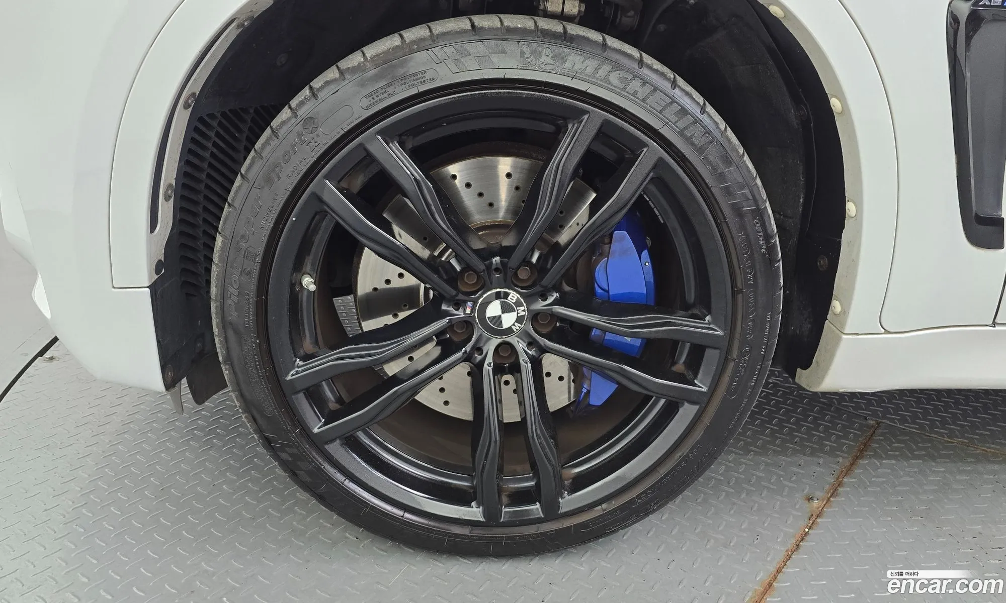 BMW X6 M 2017 11111111111111111 — 24
