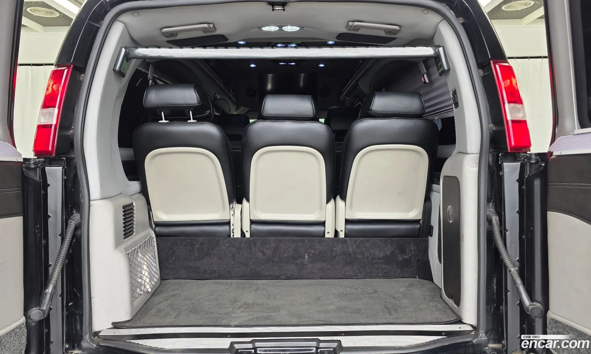 Chevrolet Express Van 2017 1GCWGBFG1H1135287 — 17