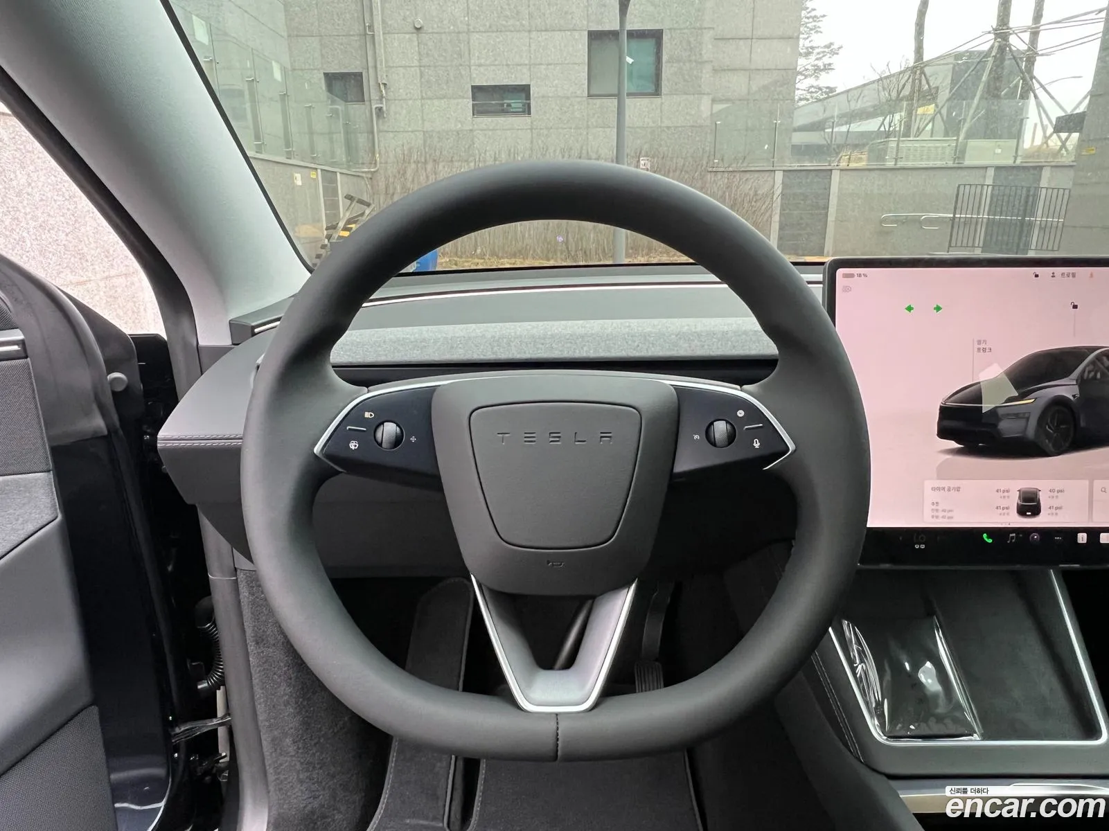 Tesla Model Y 2025 — 18