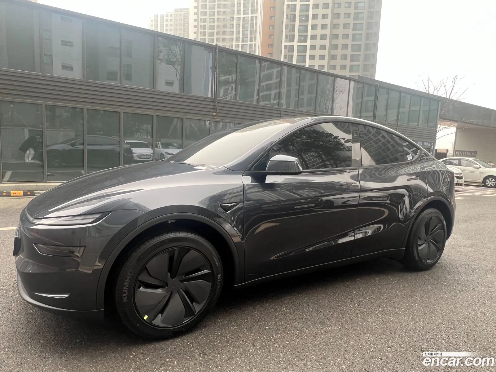 Tesla Model Y 2025 — 3