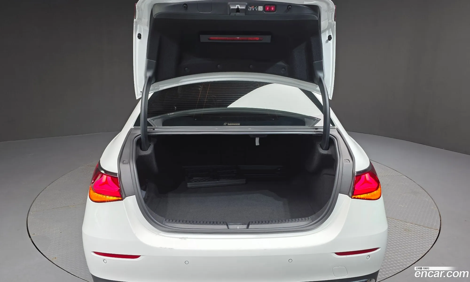 Mercedes-Benz E-Class W214 2025 — 34