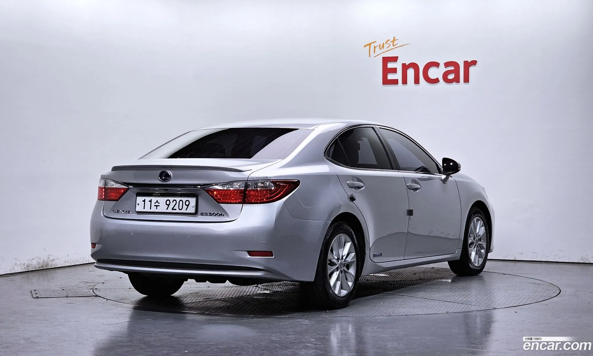 Lexus ES300h 2015 — 11