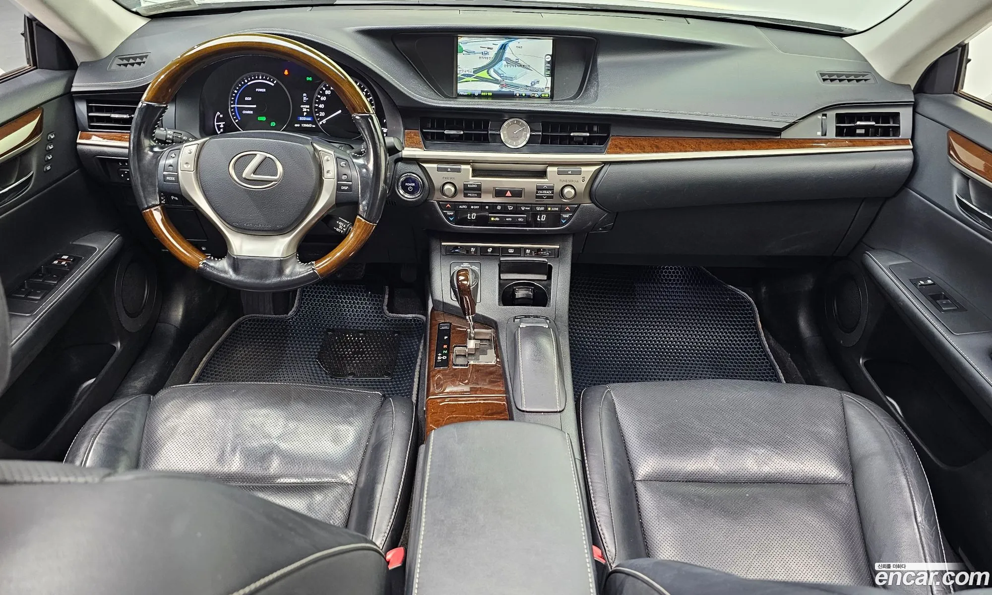 Lexus ES300h 2015 — 13
