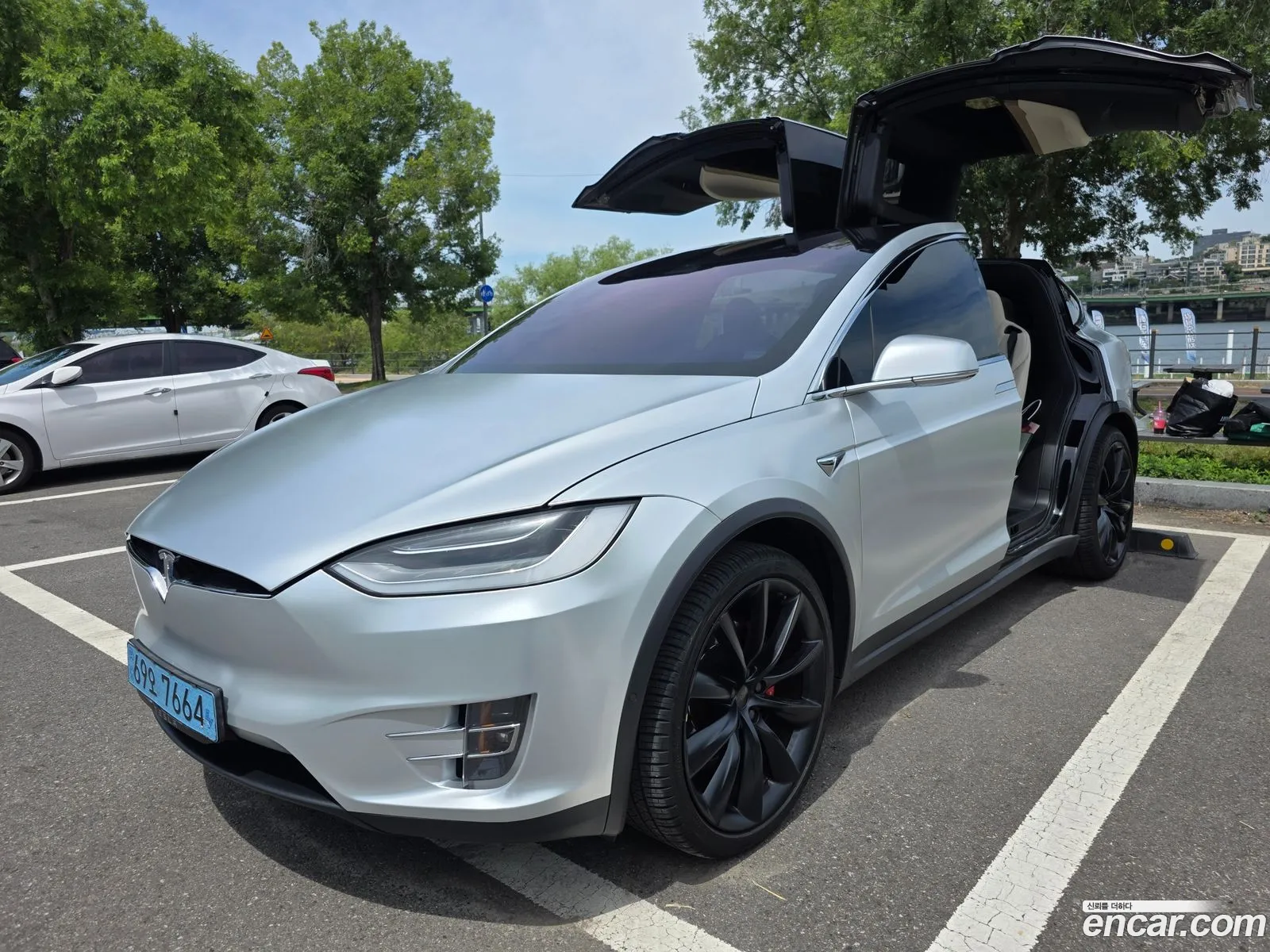 Tesla Model X 2020 — 16