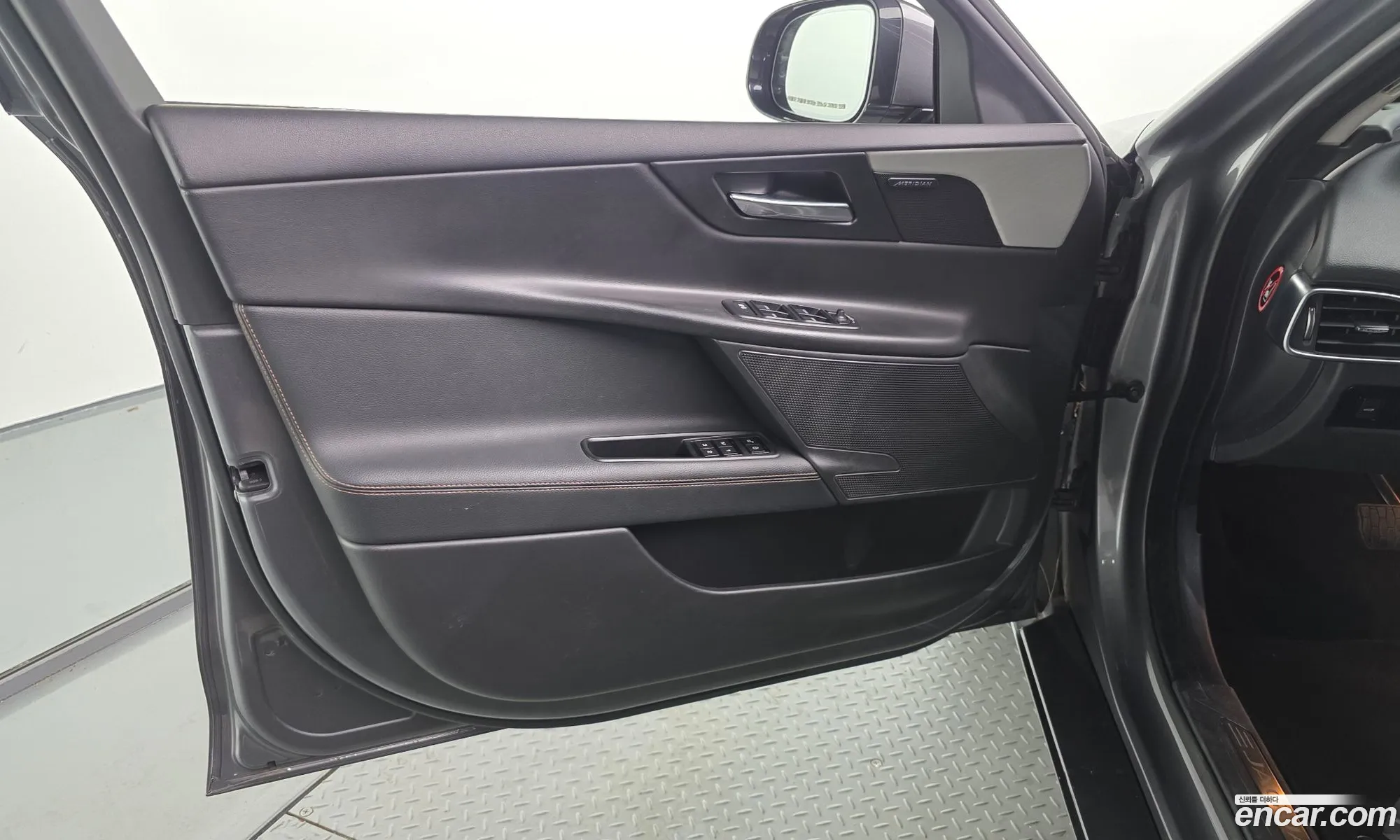 Jaguar XE 2018 SAJAB4BNXJCP34452 — 32