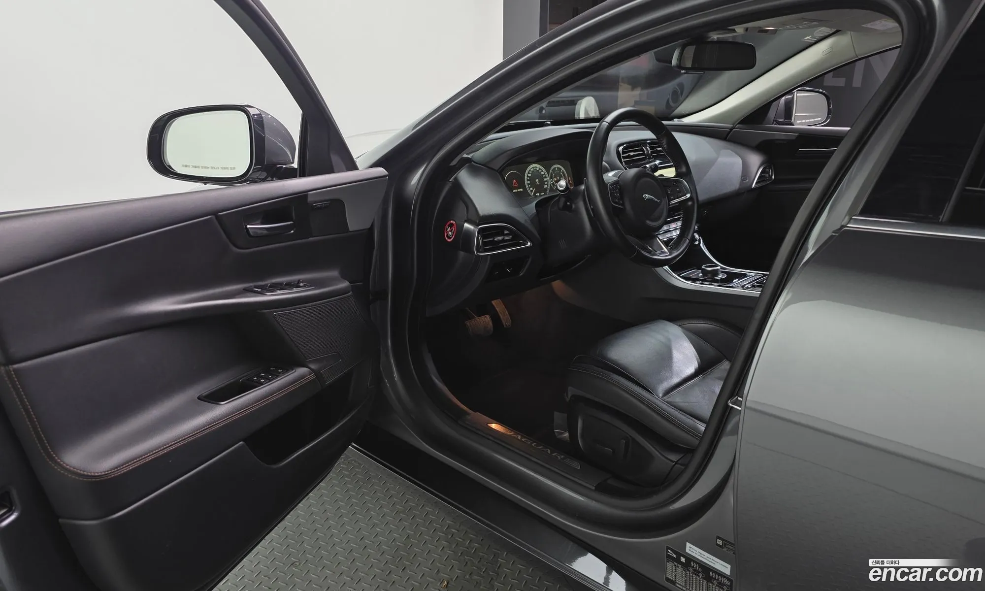 Jaguar XE 2018 SAJAB4BNXJCP34452 — 31