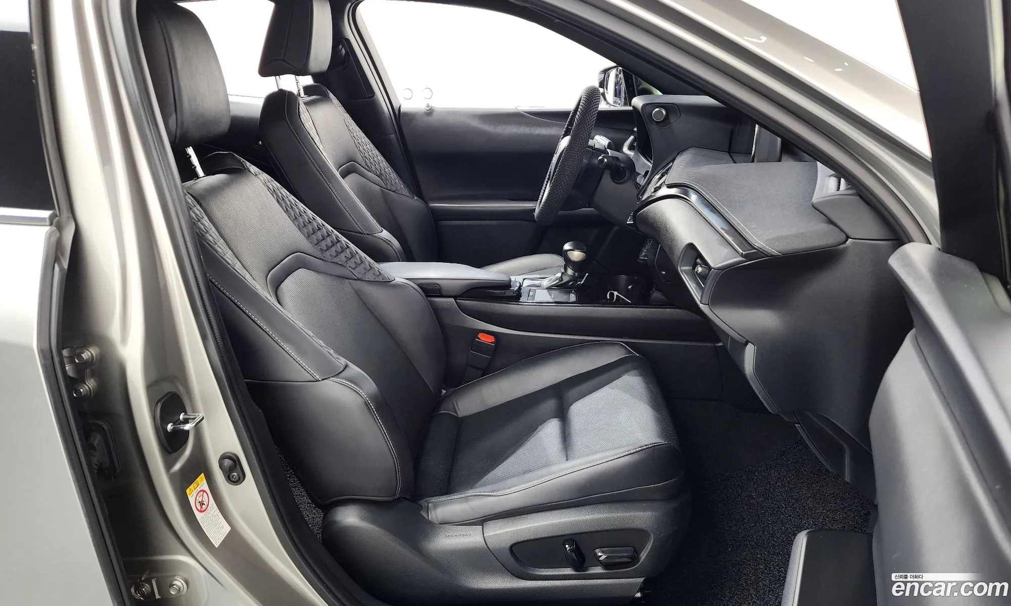Lexus UX250h 2019 JTHY6JBH9K2008985 — 4