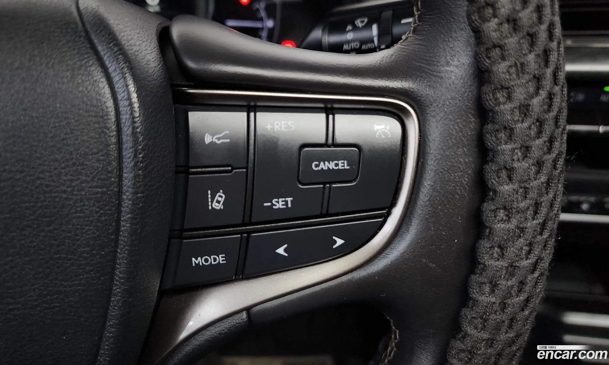 Lexus UX250h 2019 JTHY6JBH9K2008985 — 32