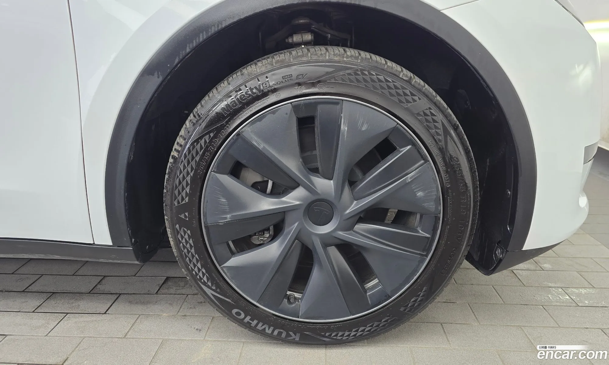 Tesla Model Y 2024 — 23