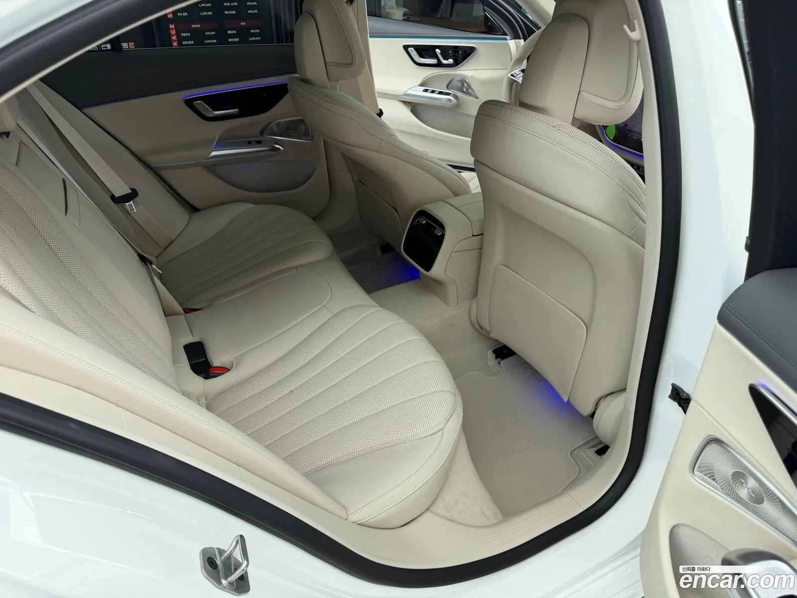 Mercedes-Benz E-Class W214 2026 — 12